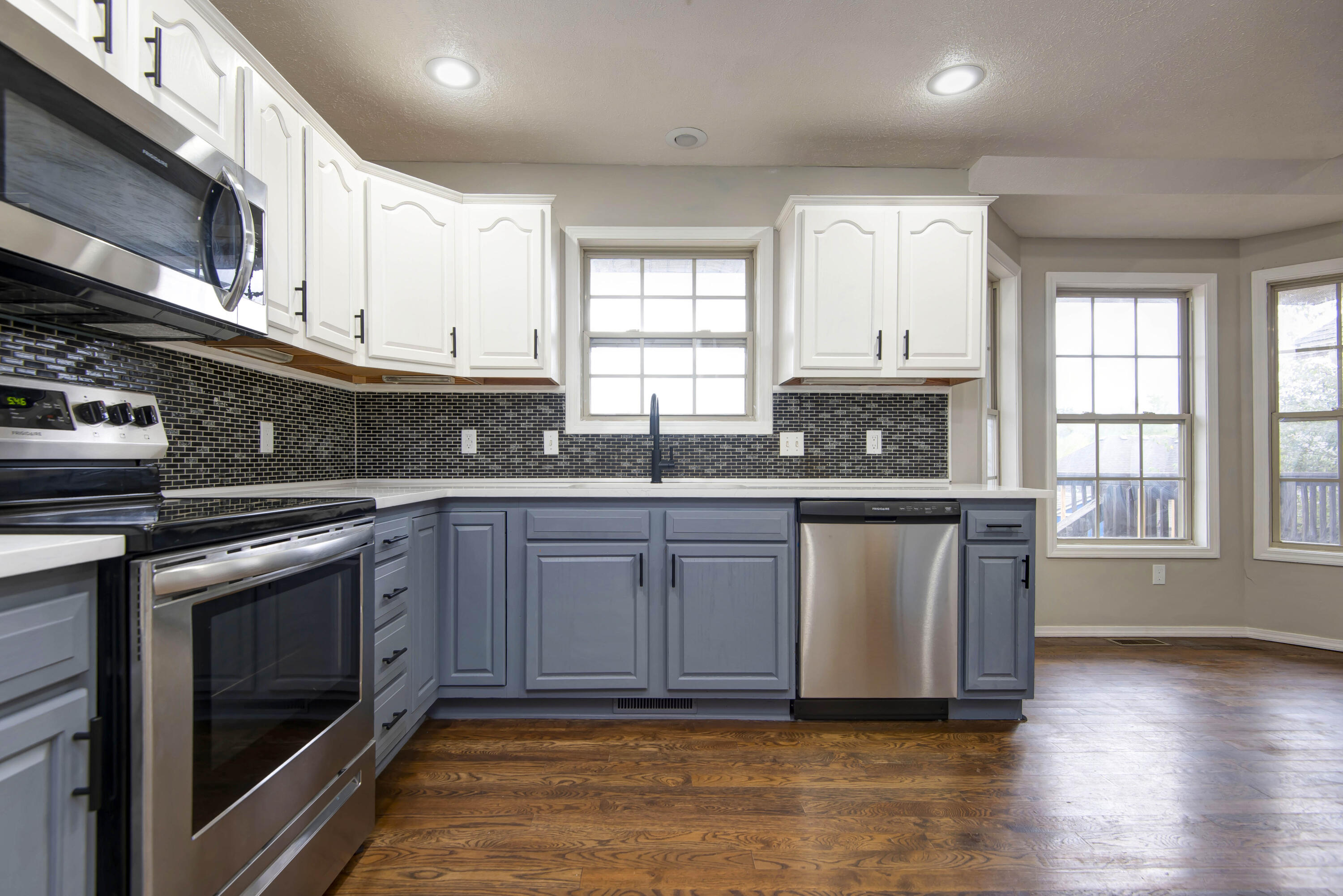 923 North Travis Avenue Property Photo 6