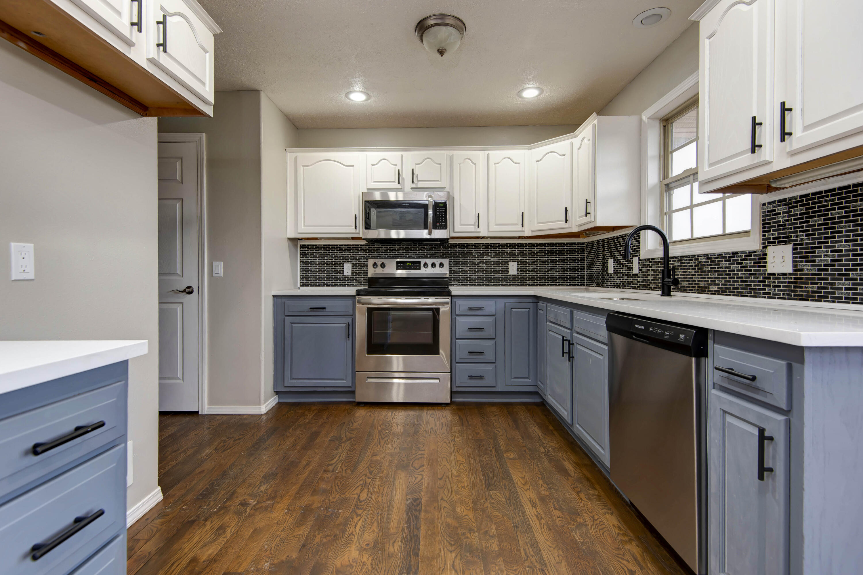 923 North Travis Avenue Property Photo 8