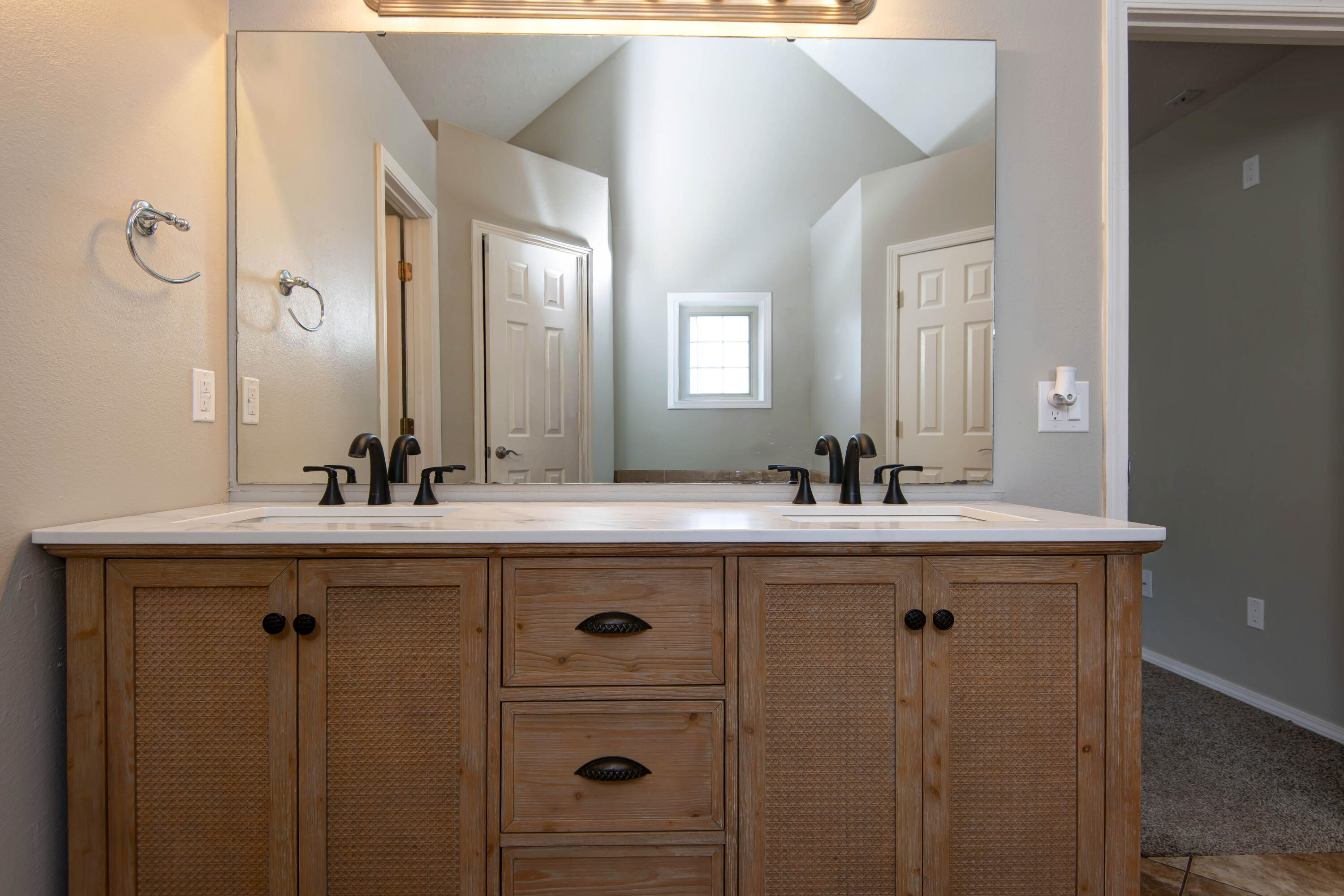 923 North Travis Avenue Property Photo 12