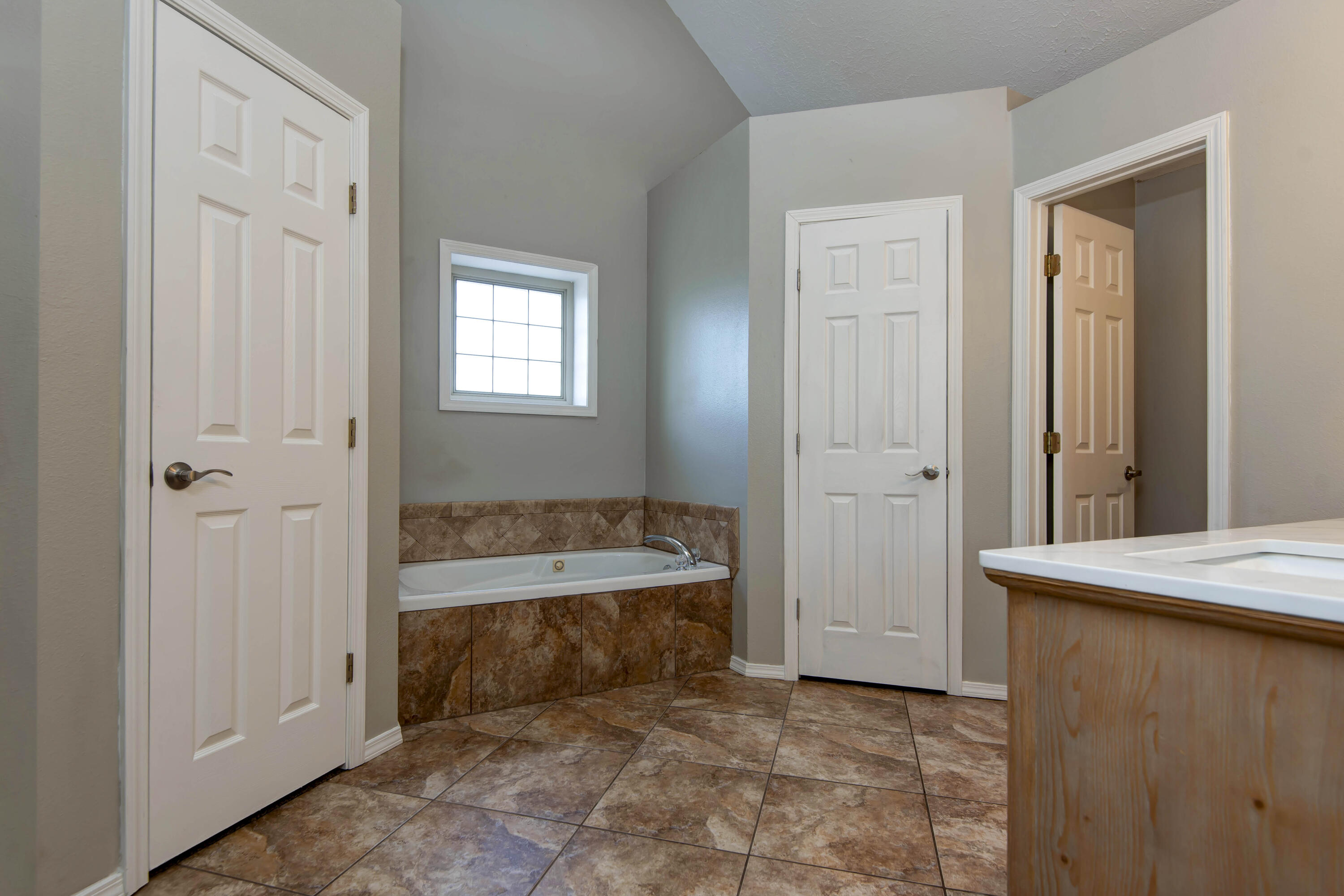 923 North Travis Avenue Property Photo 14