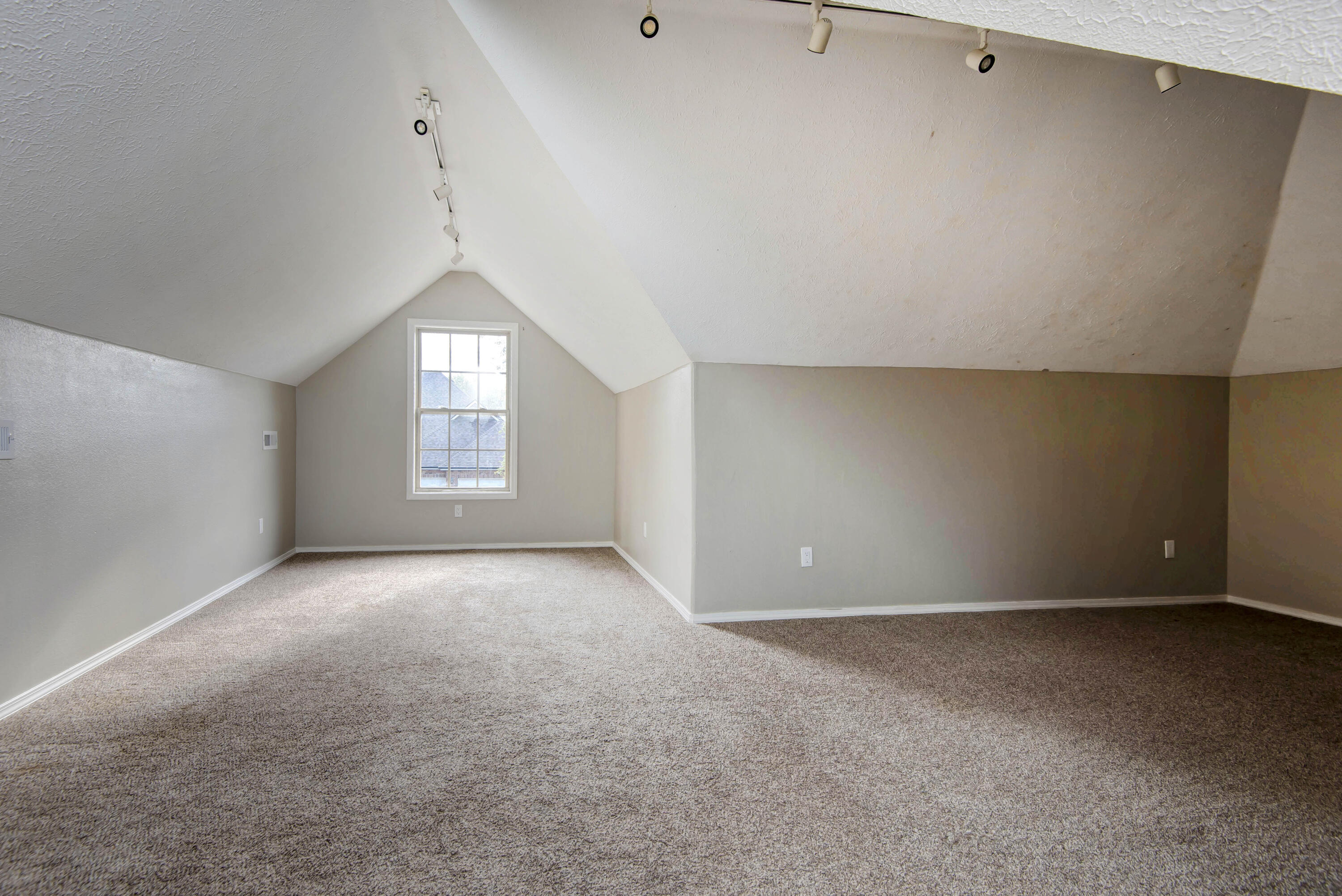 923 North Travis Avenue Property Photo 18