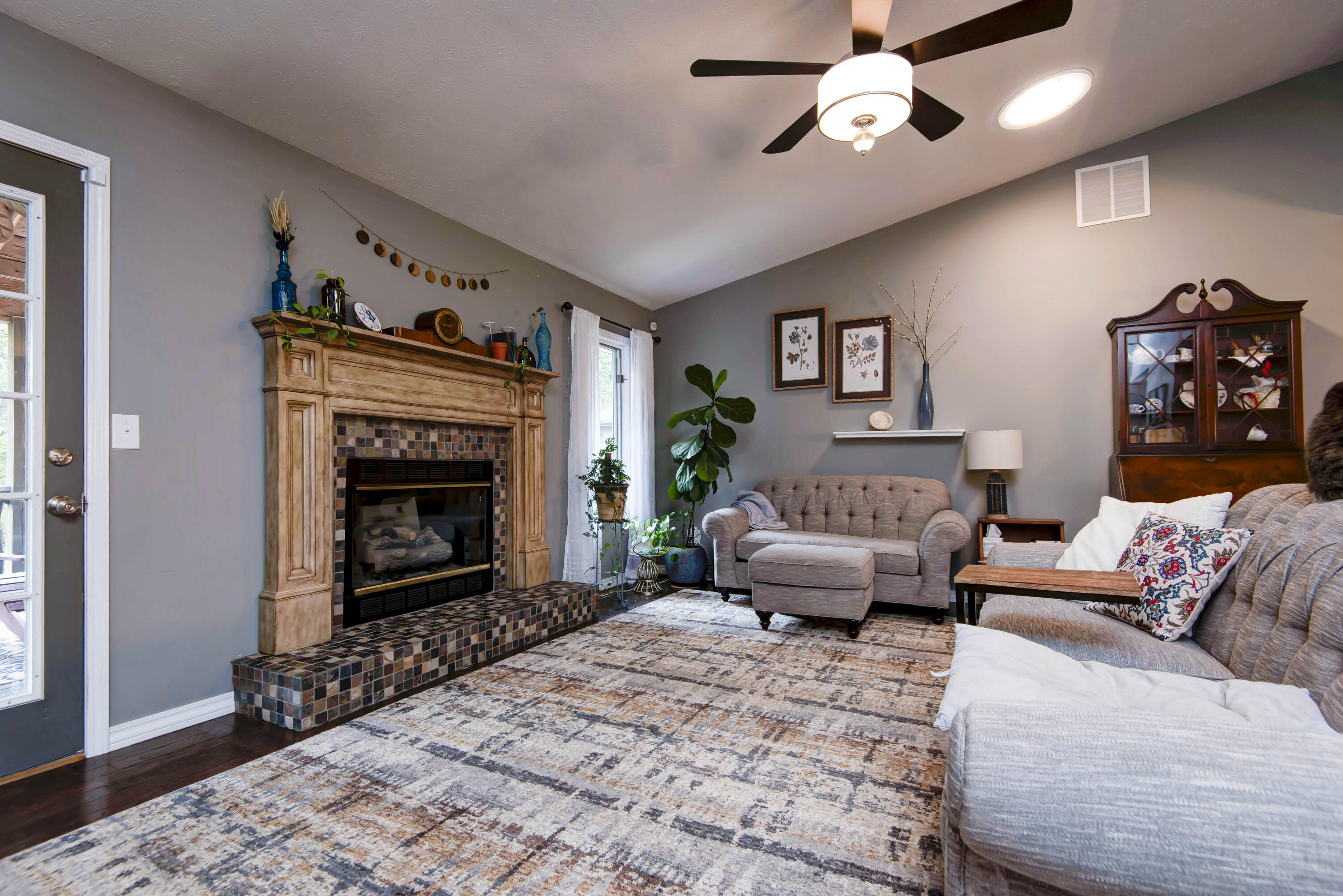 2736 South York Avenue Property Photo 4