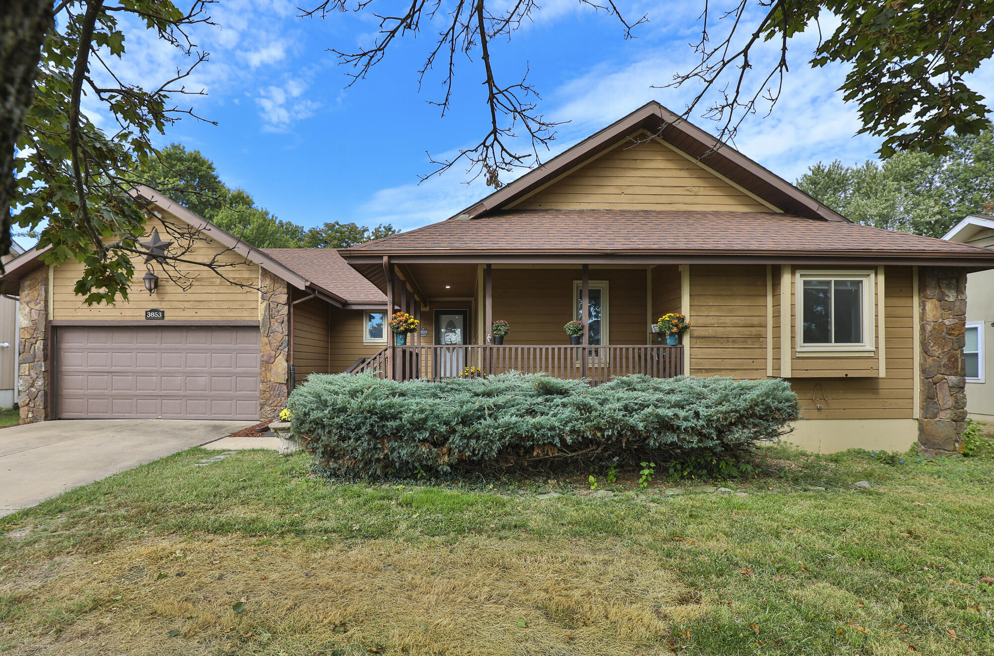 3853 South Cottage Avenue Property Photo 1