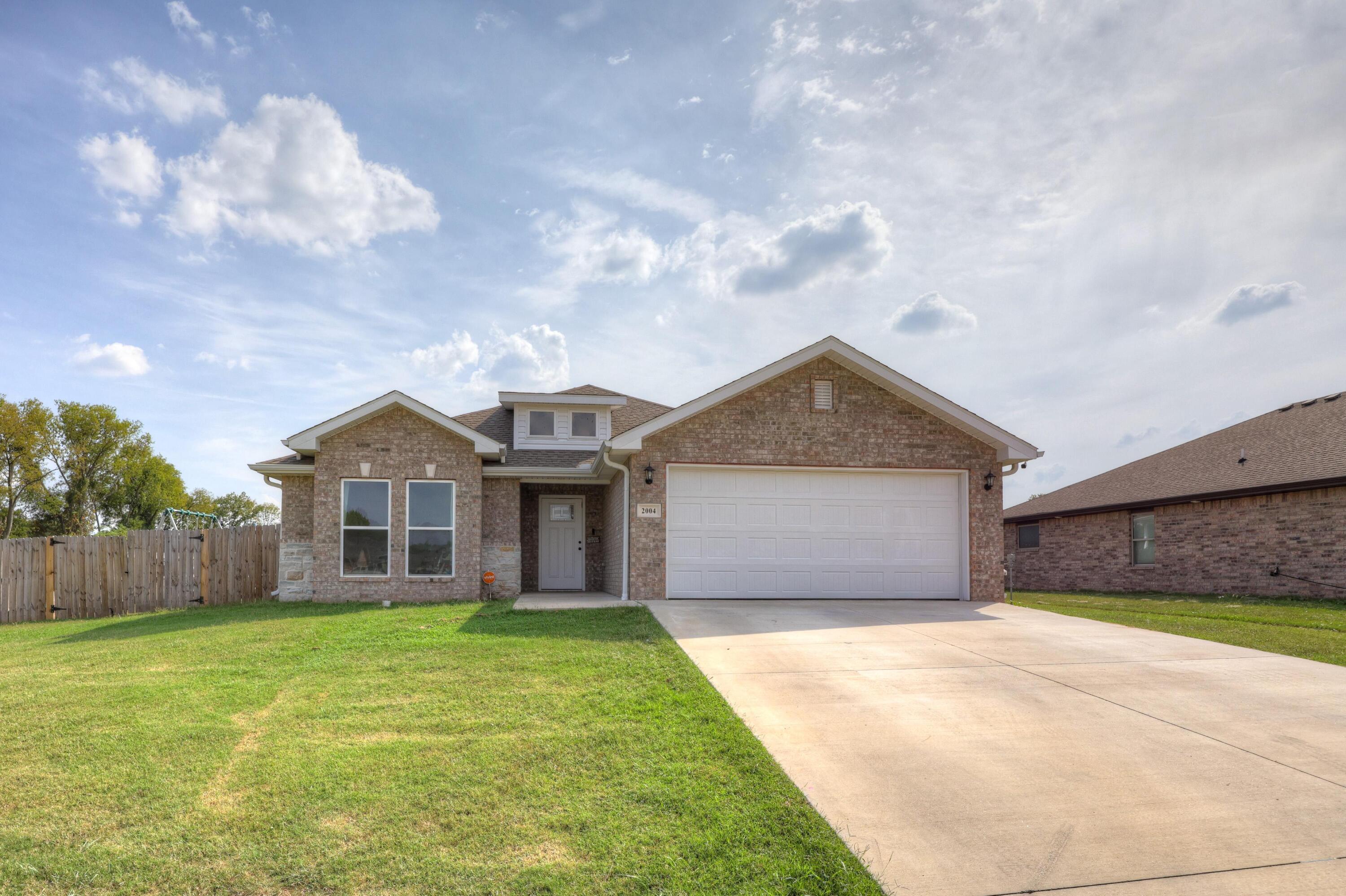 2004 Greydon Lane Property Photo 3