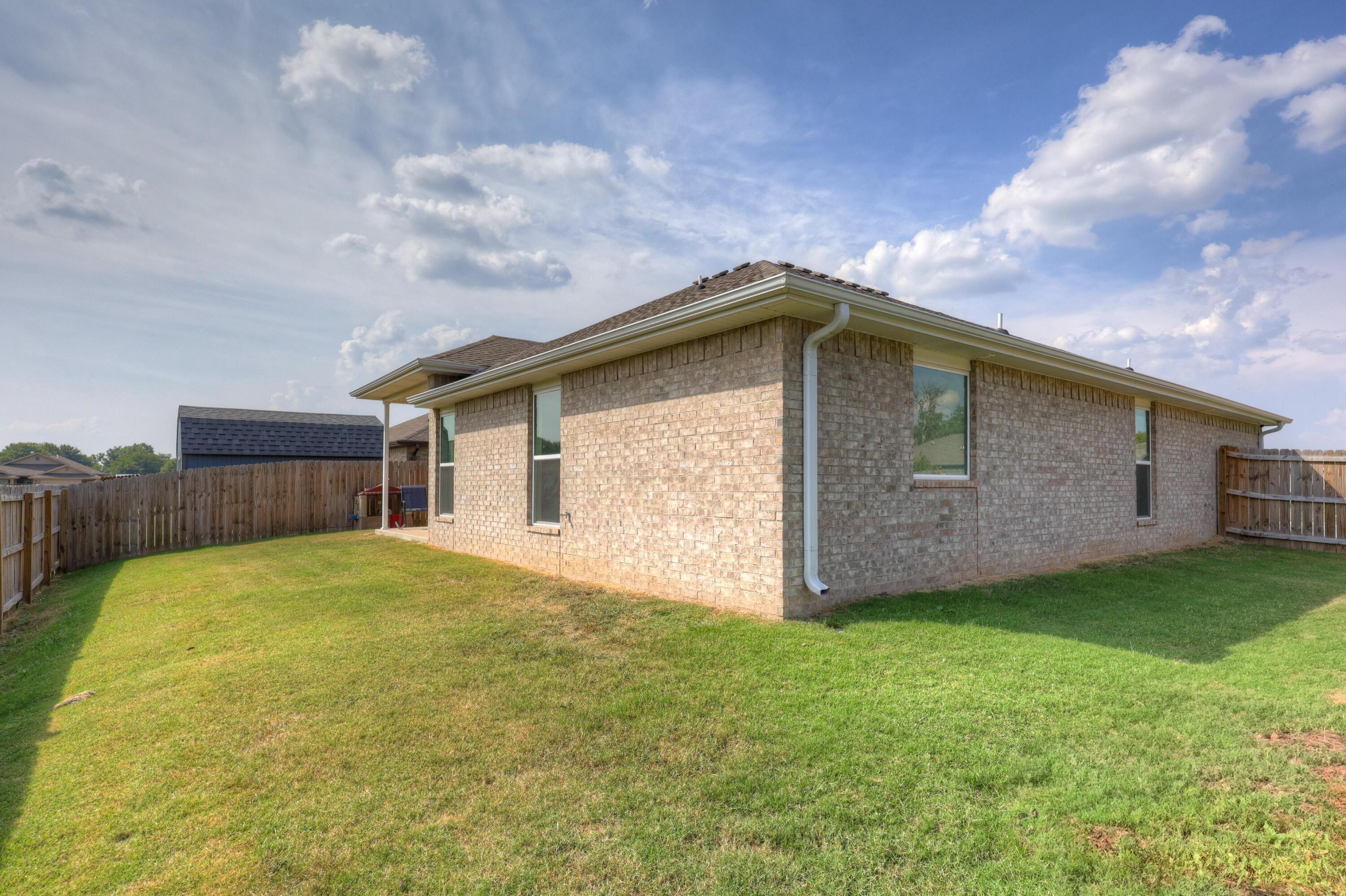 2004 Greydon Lane Property Photo 4