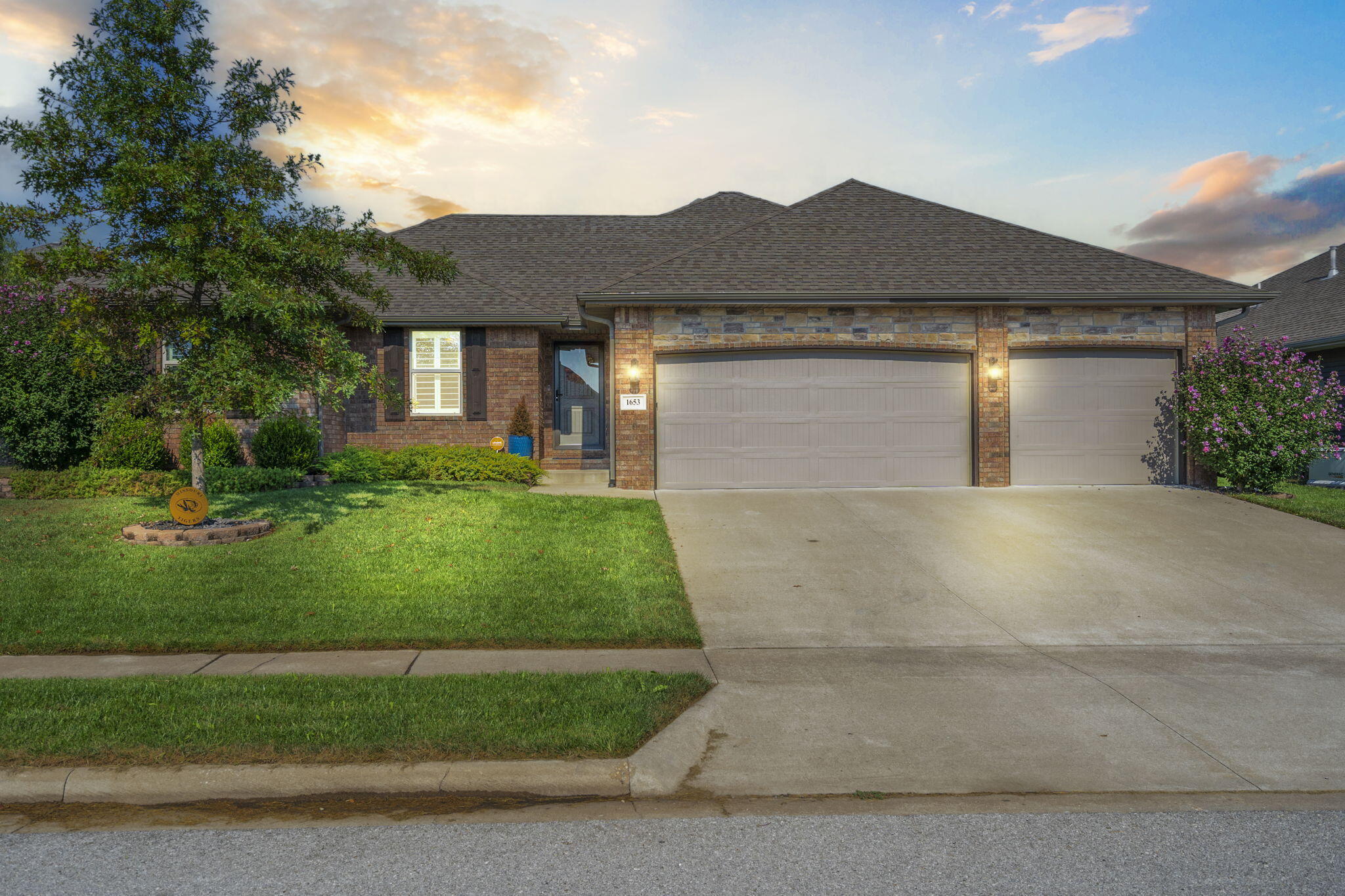 1653 North Old Castle Road Property Photo 1