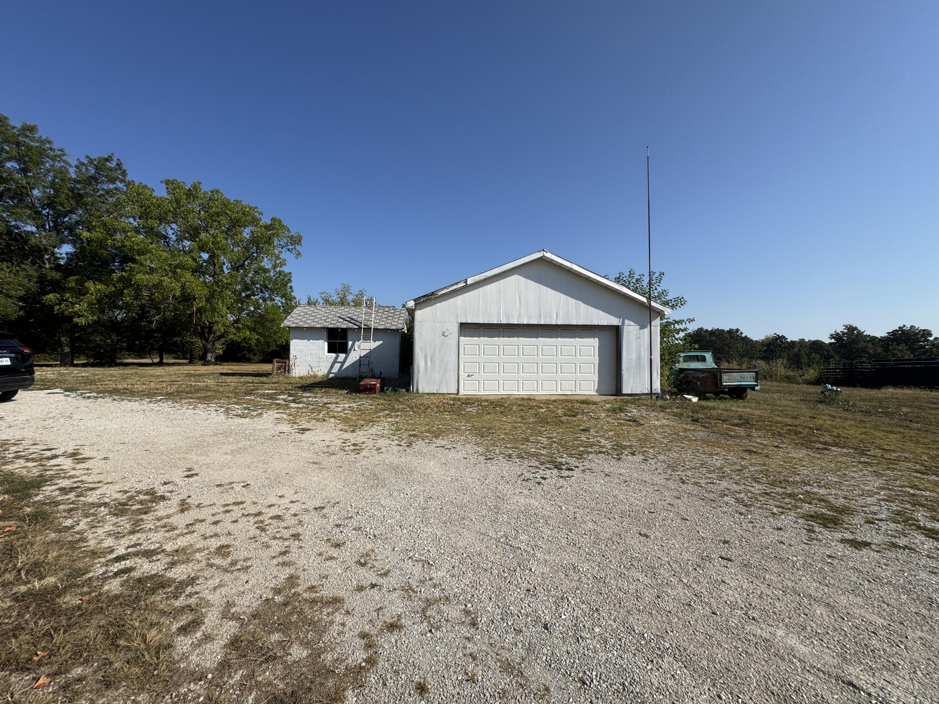 907 East 420th Road Property Photo 8