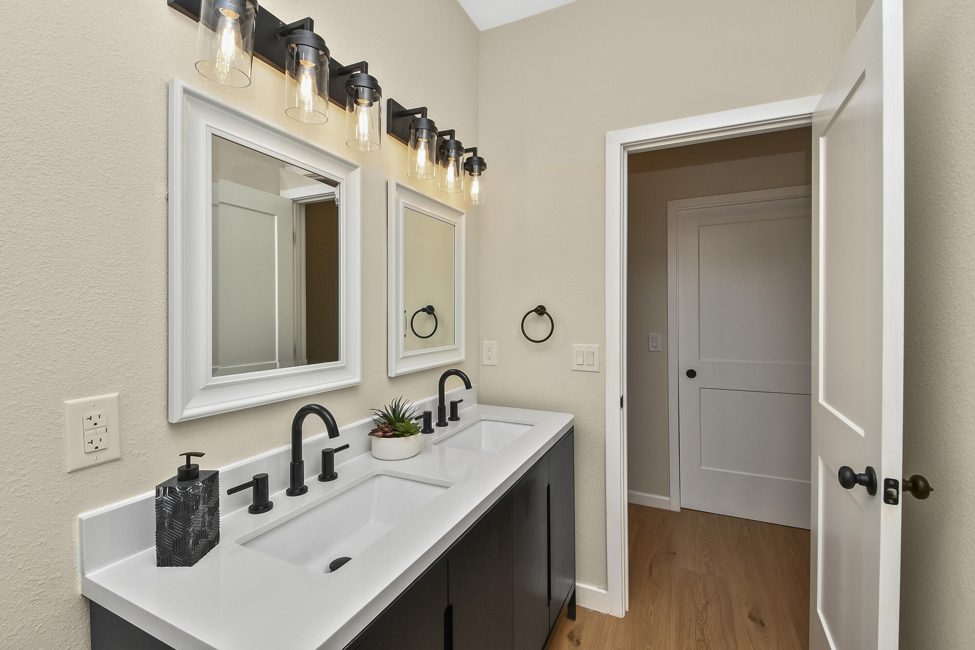 1220 East Pacific Street Property Photo 33