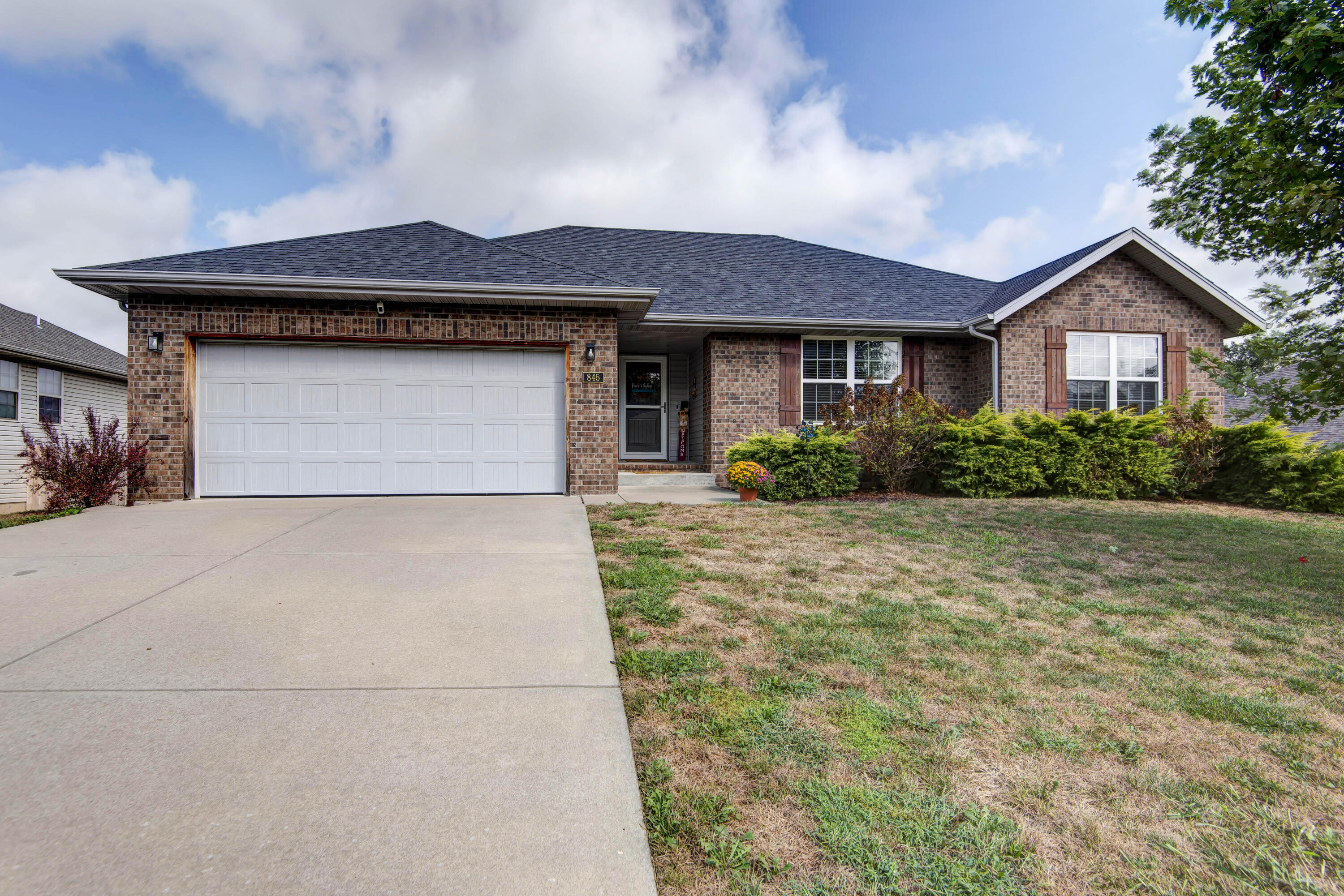 845 West Lorenza Drive Property Photo 1