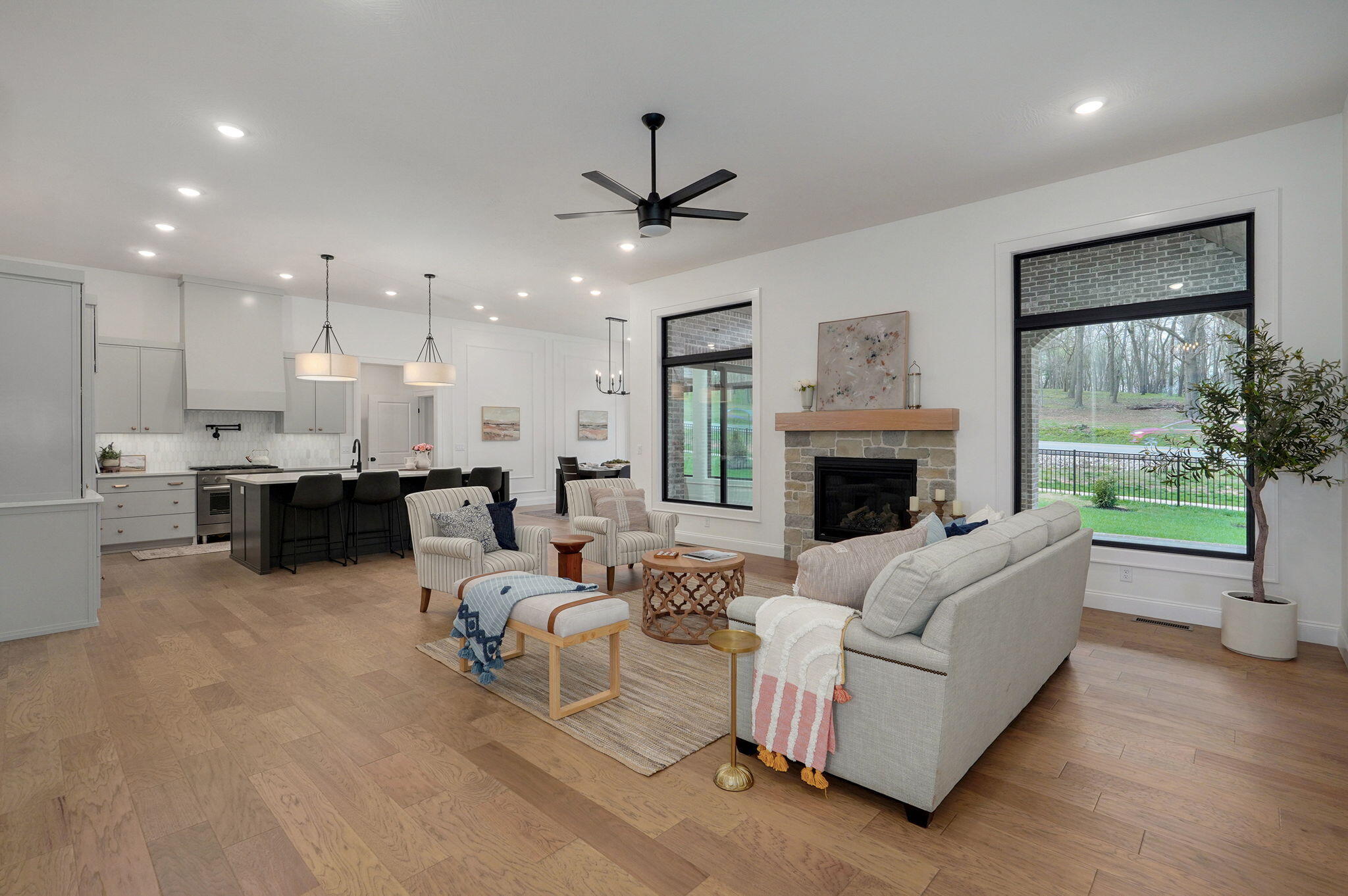 3945 East Woodhue Street Property Photo 7