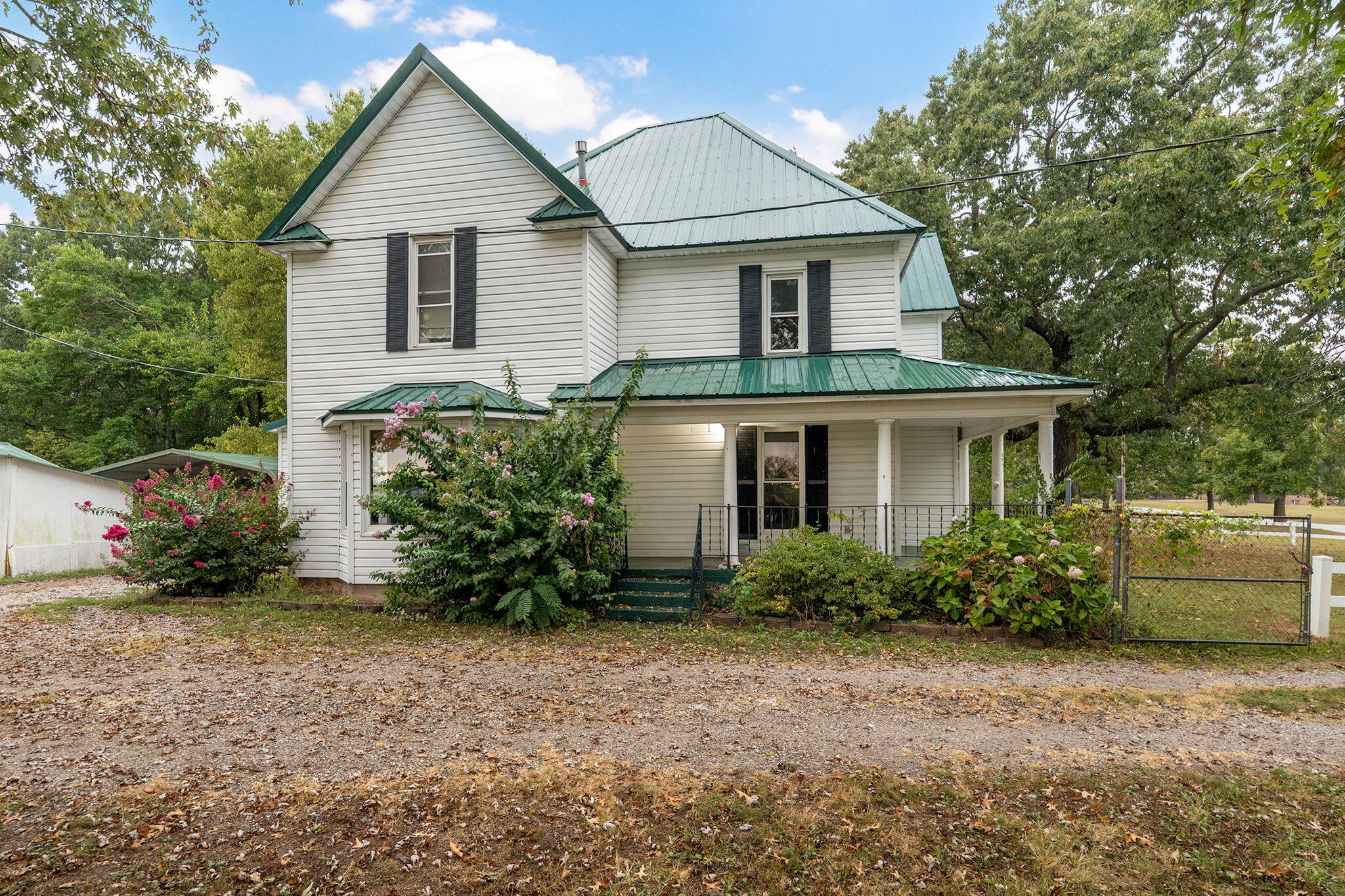 1642 West Inman Road Property Photo 2