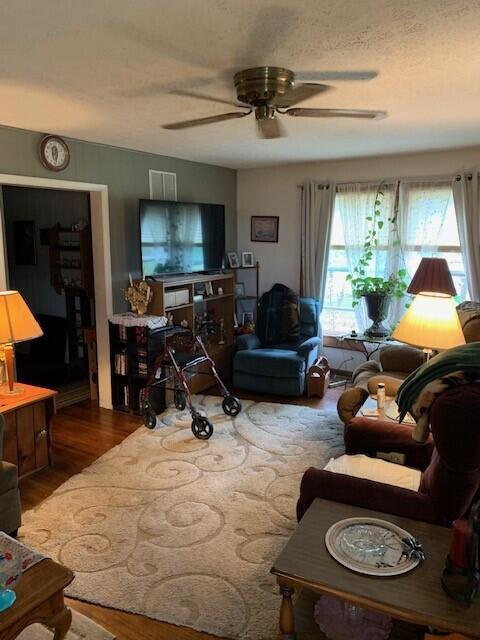 530 West Commercial Street Property Photo 5