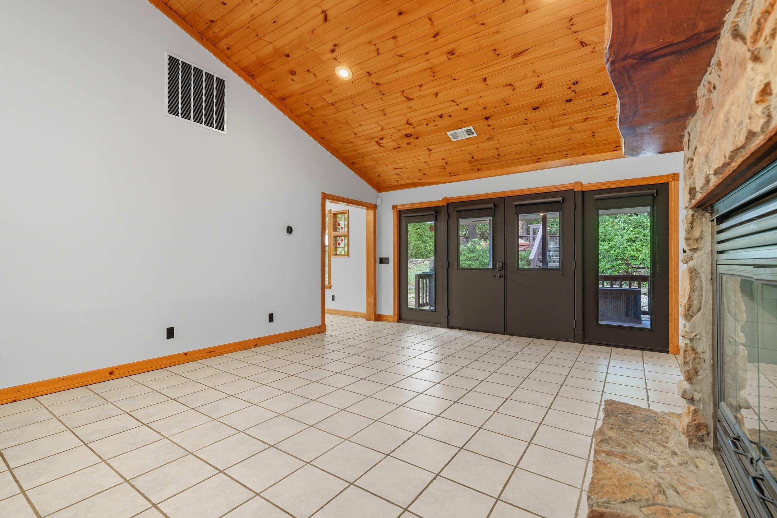 365 Plaza Drive Property Photo 12