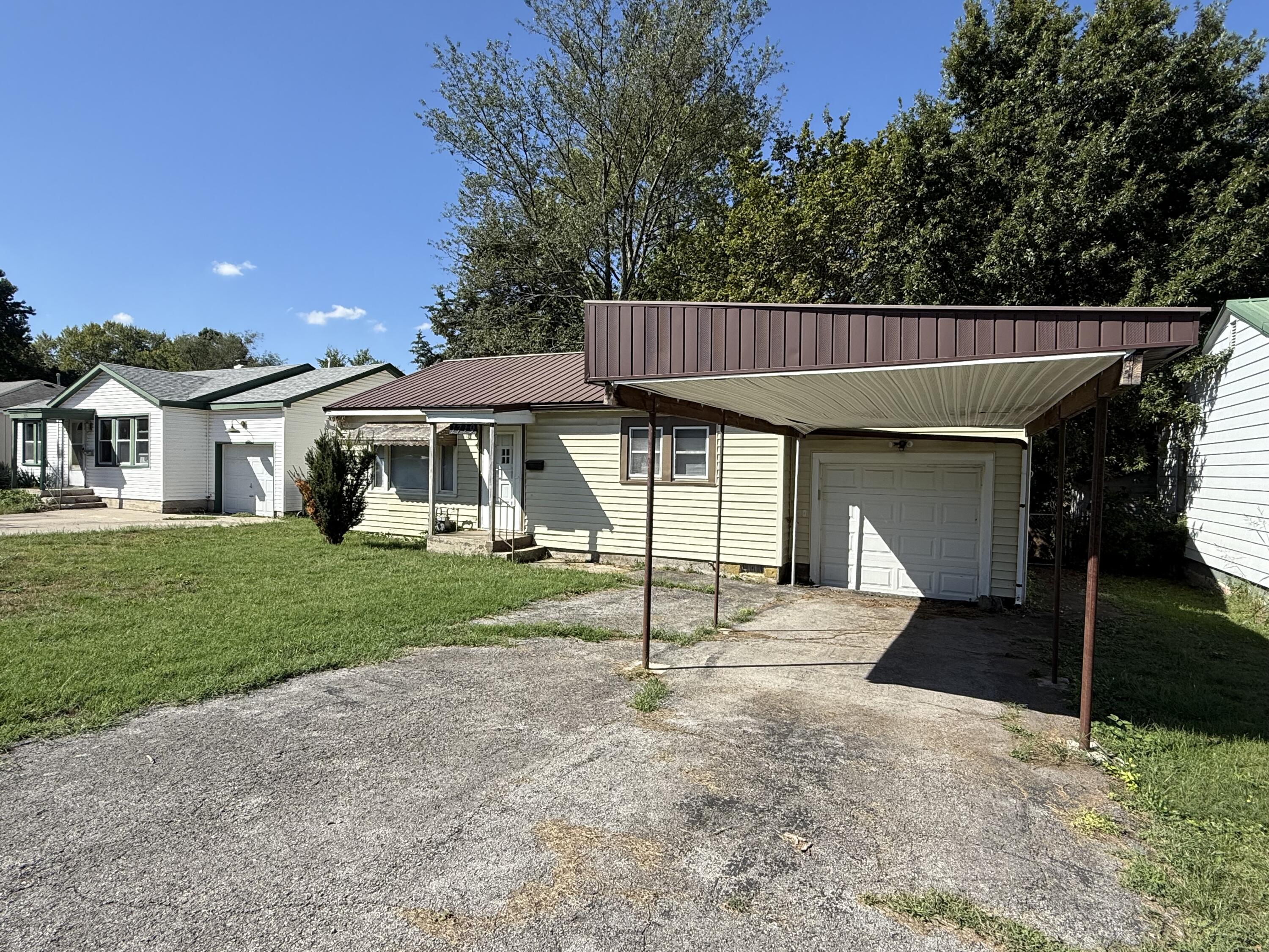 1719 North Weller Avenue Property Photo 1