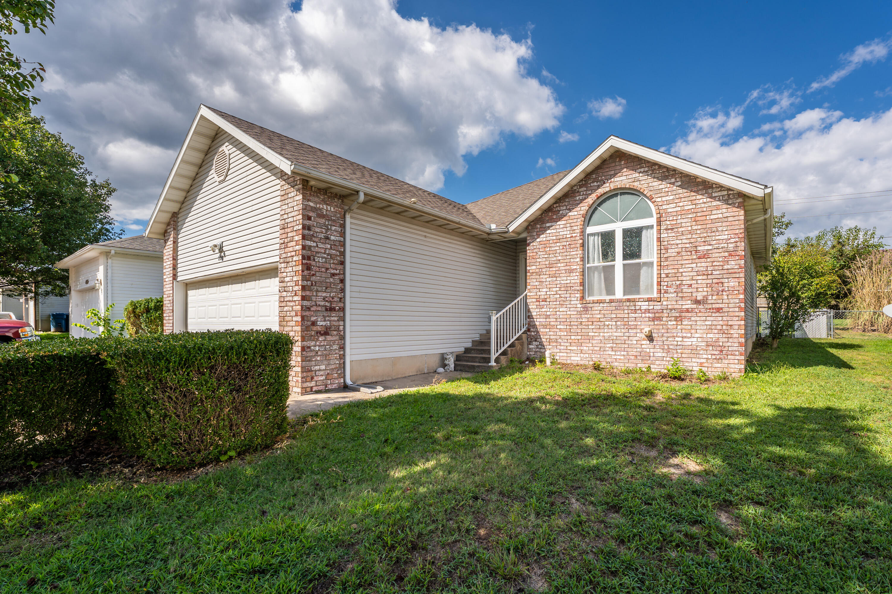 881 West Butterfield Drive Property Photo 1