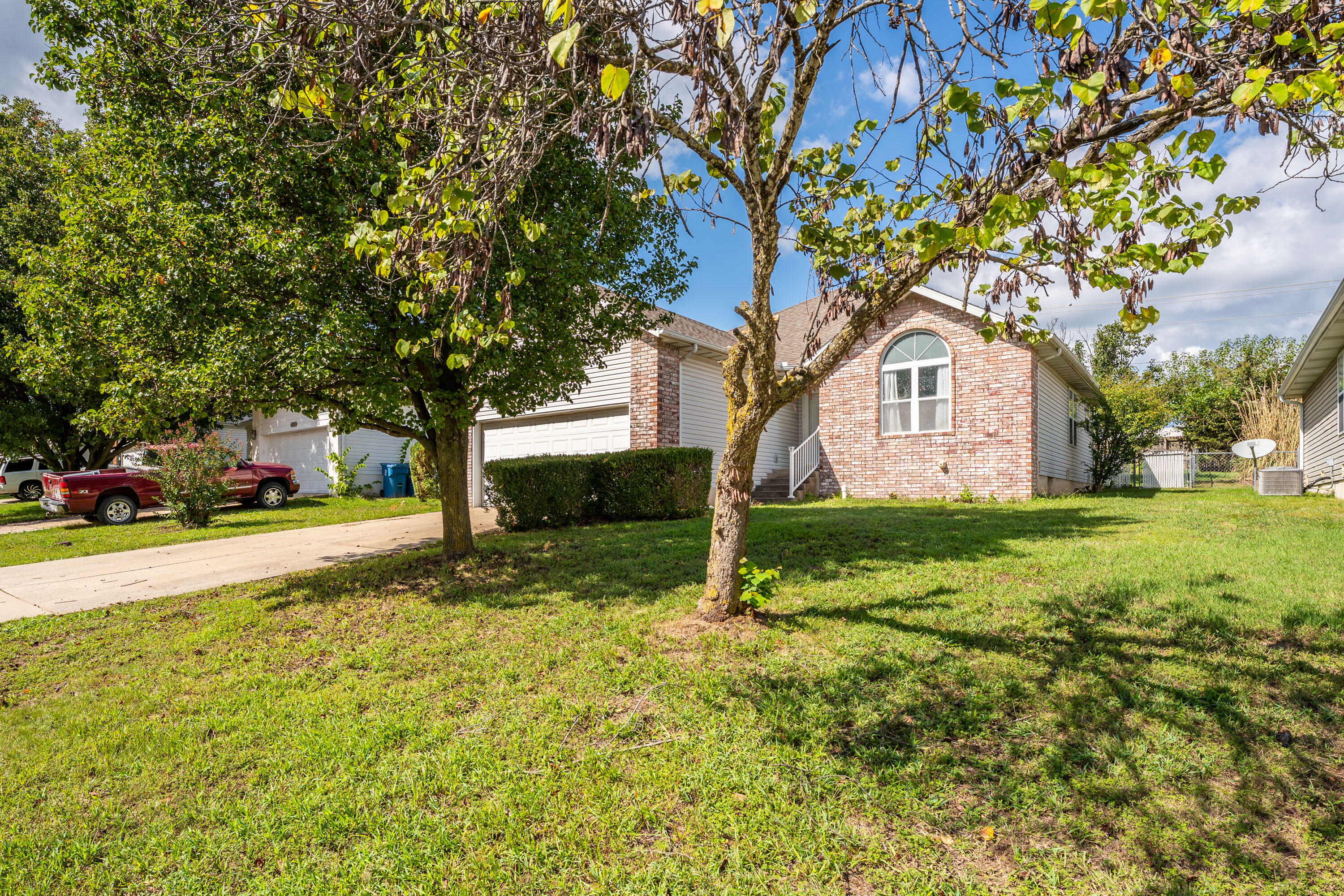 881 West Butterfield Drive Property Photo 2