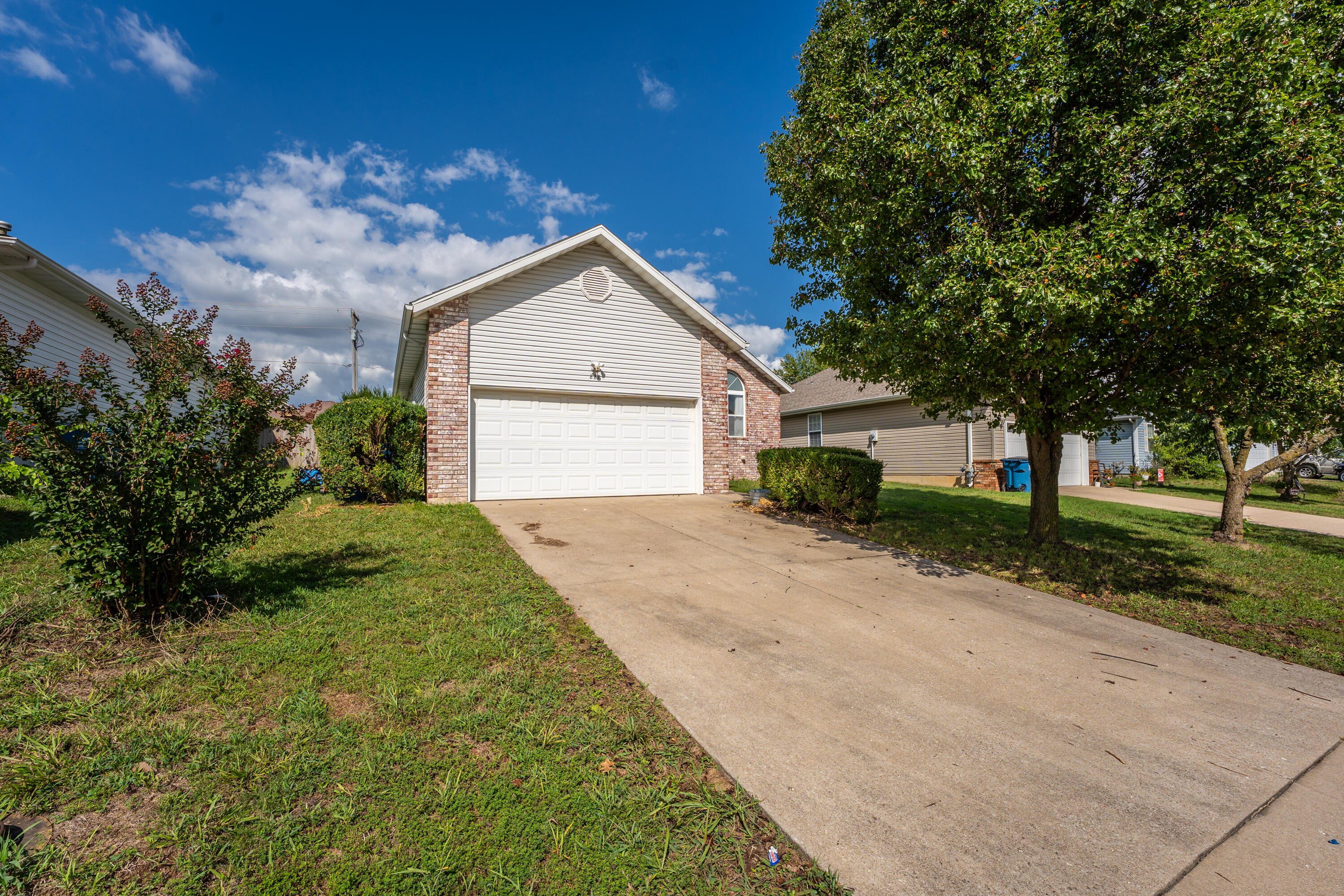 881 West Butterfield Drive Property Photo 3