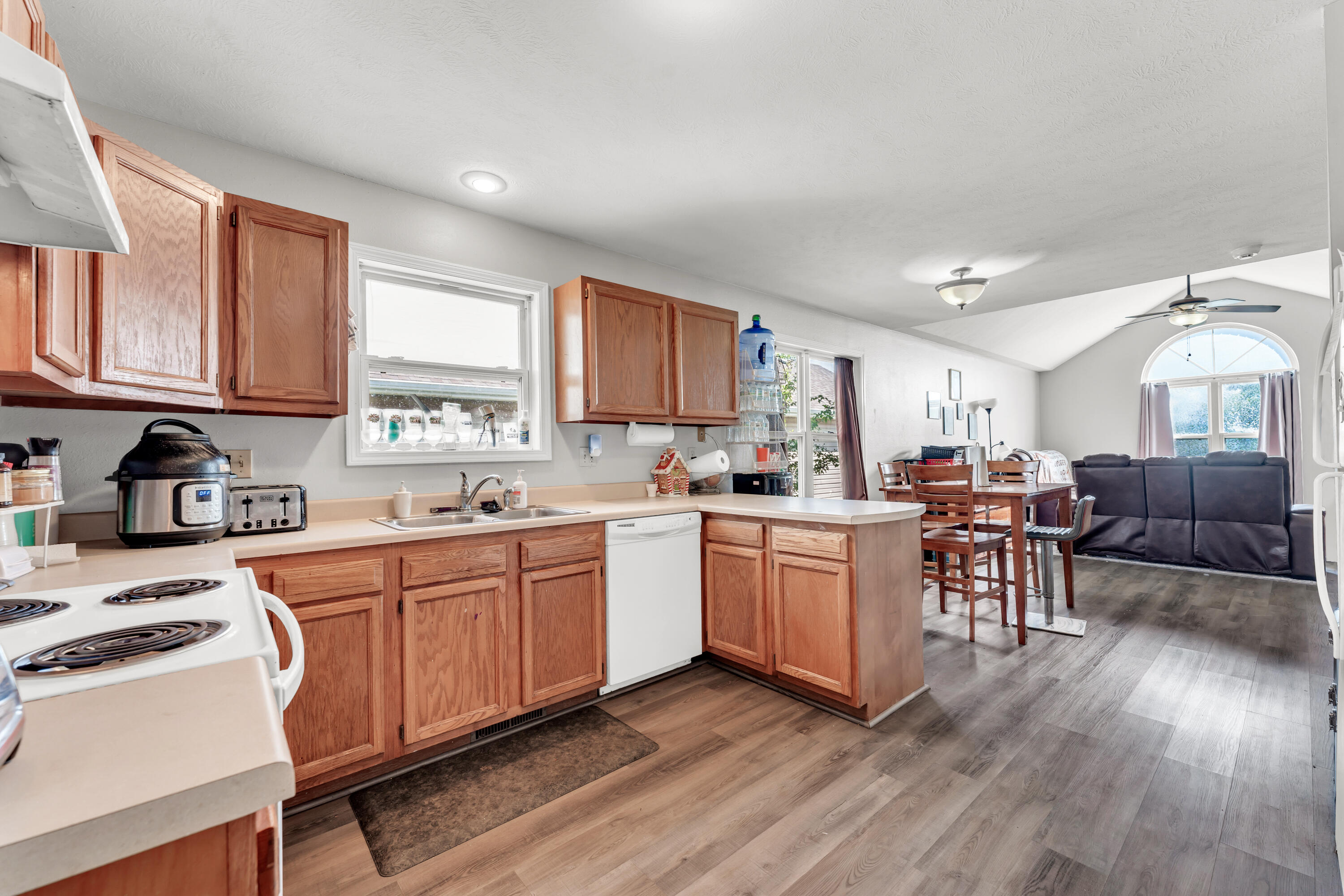 881 West Butterfield Drive Property Photo 12