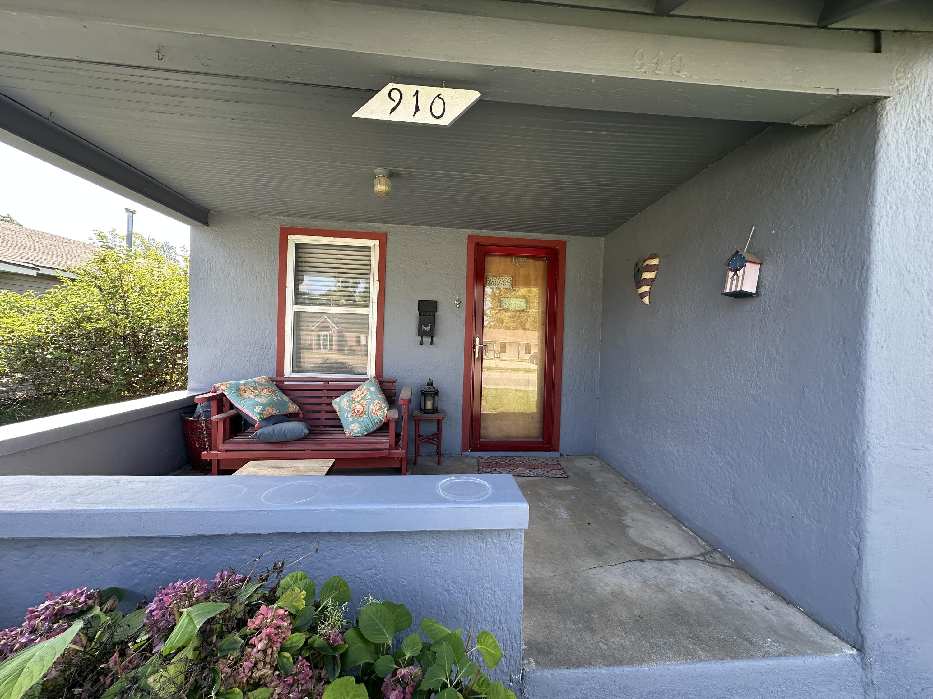 910 West Broadway Avenue Property Photo 2