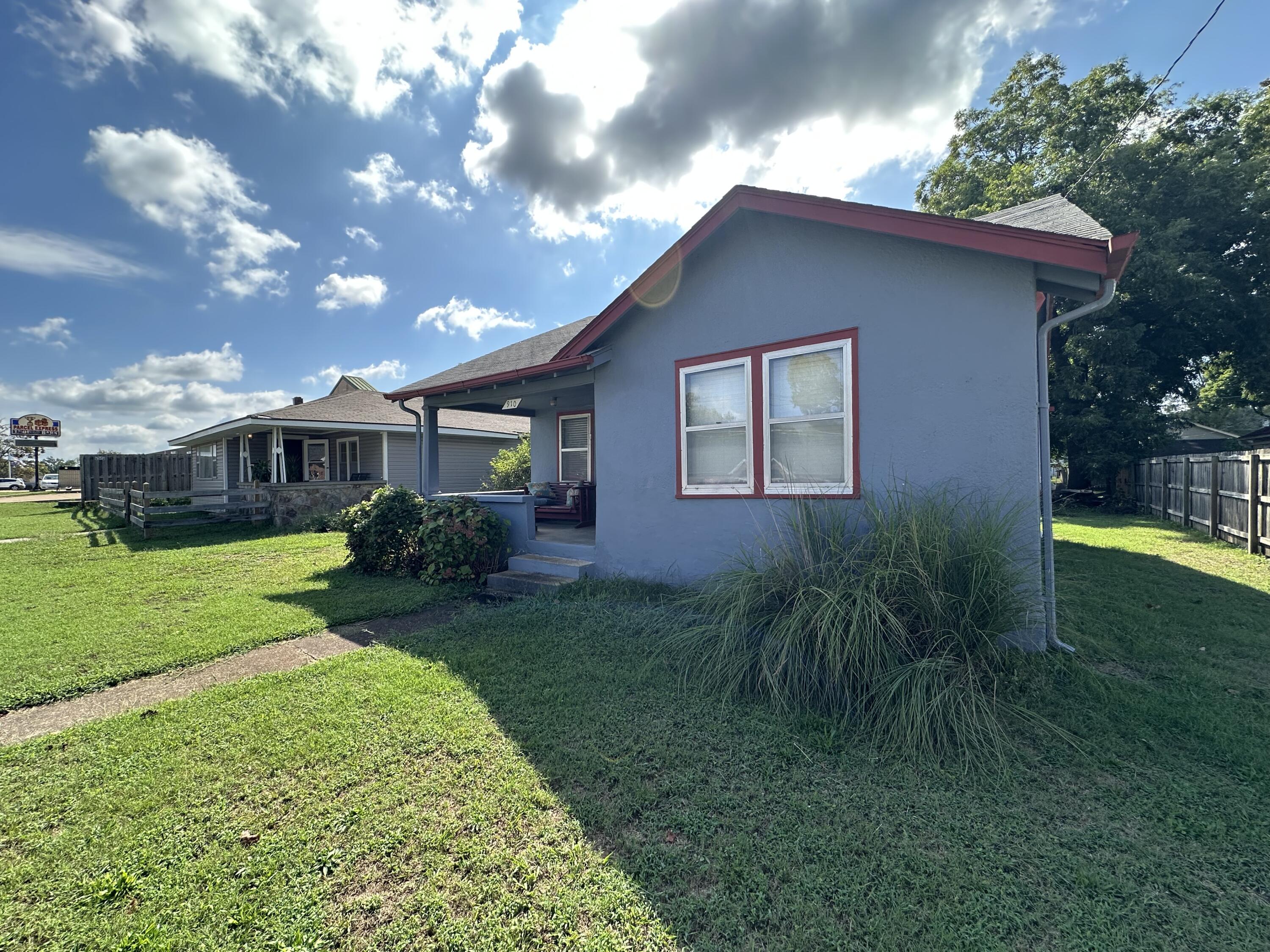 910 West Broadway Avenue Property Photo 4