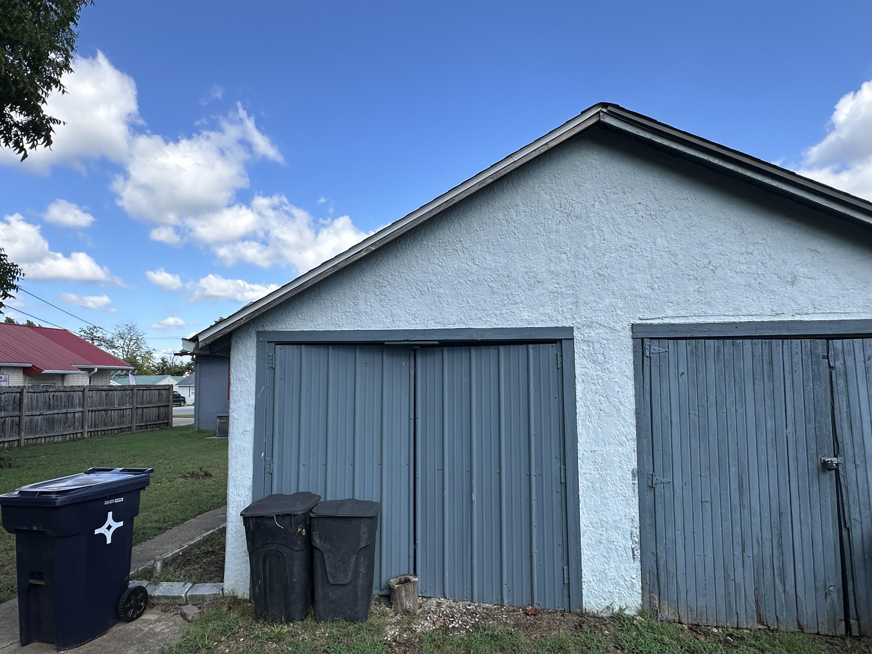 910 West Broadway Avenue Property Photo 8