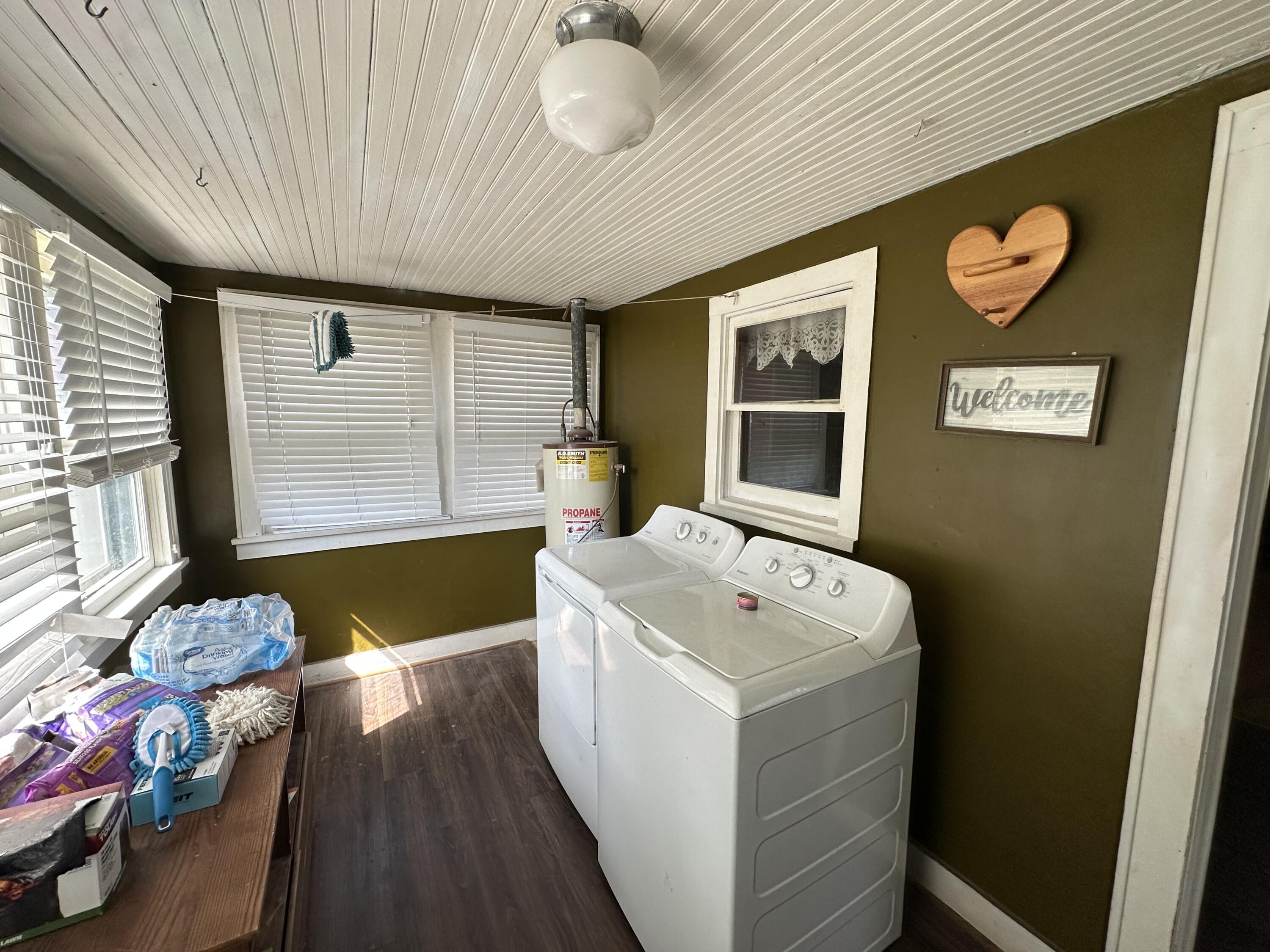 910 West Broadway Avenue Property Photo 10