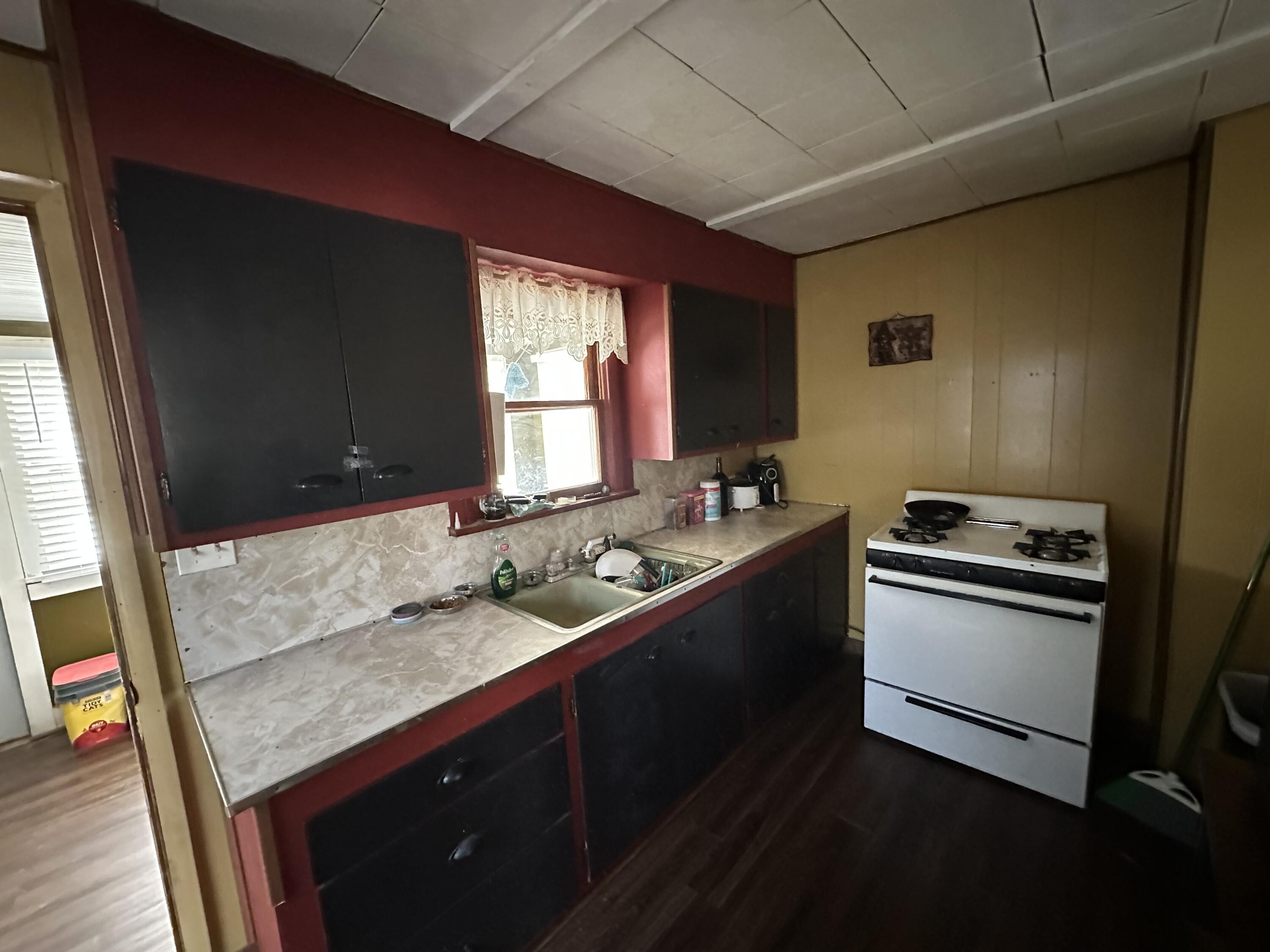 910 West Broadway Avenue Property Photo 11