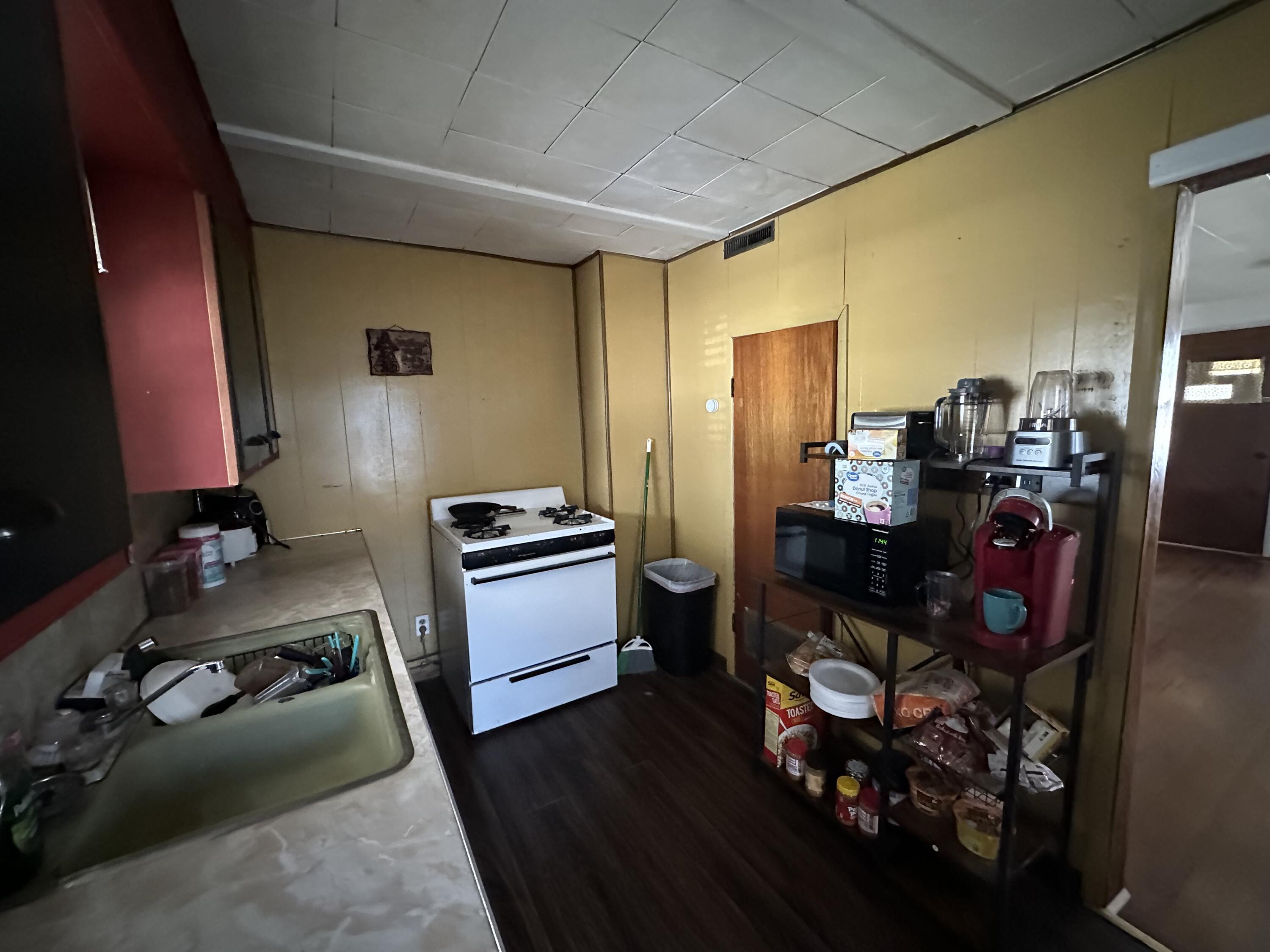 910 West Broadway Avenue Property Photo 12