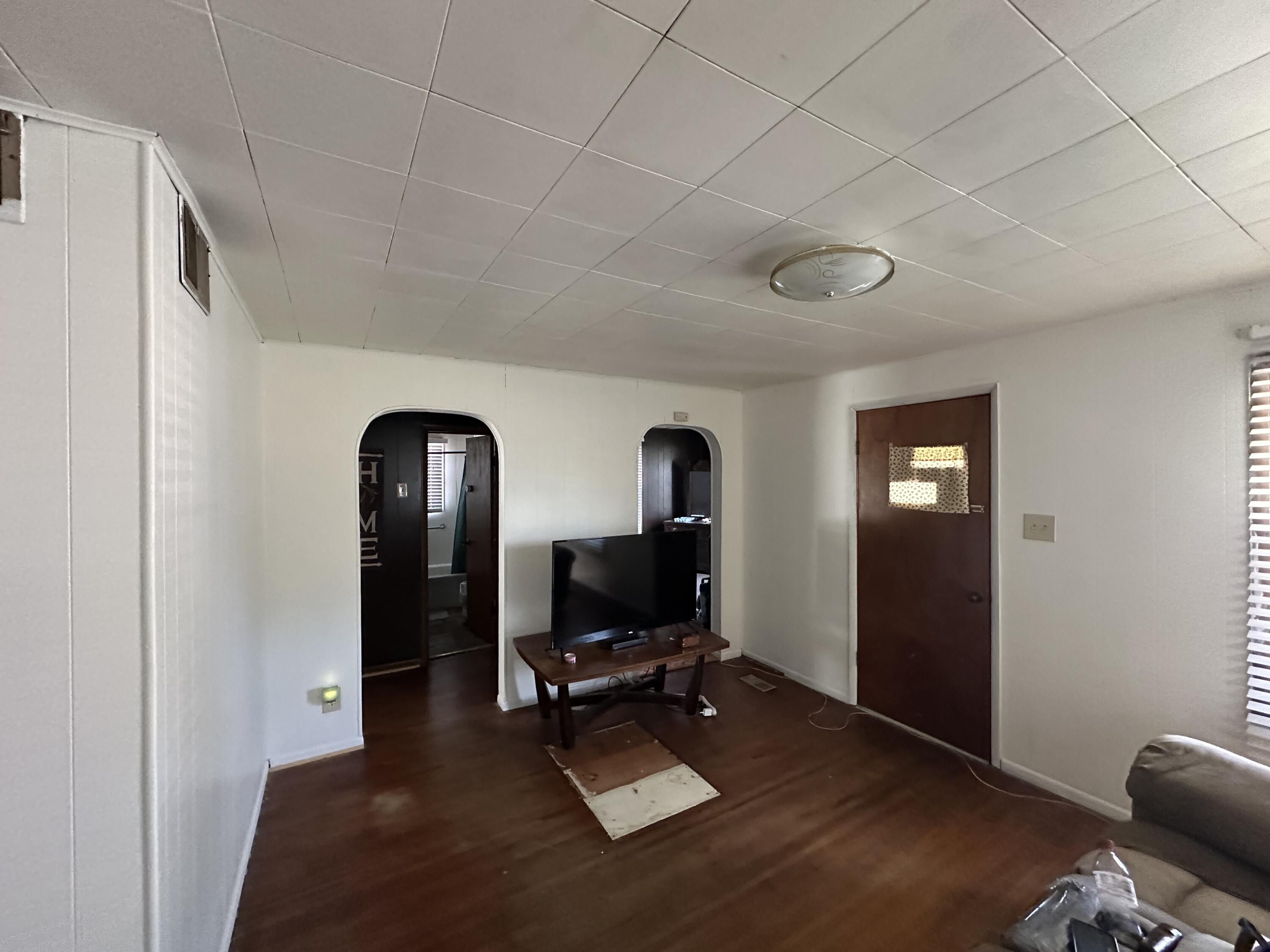 910 West Broadway Avenue Property Photo 15