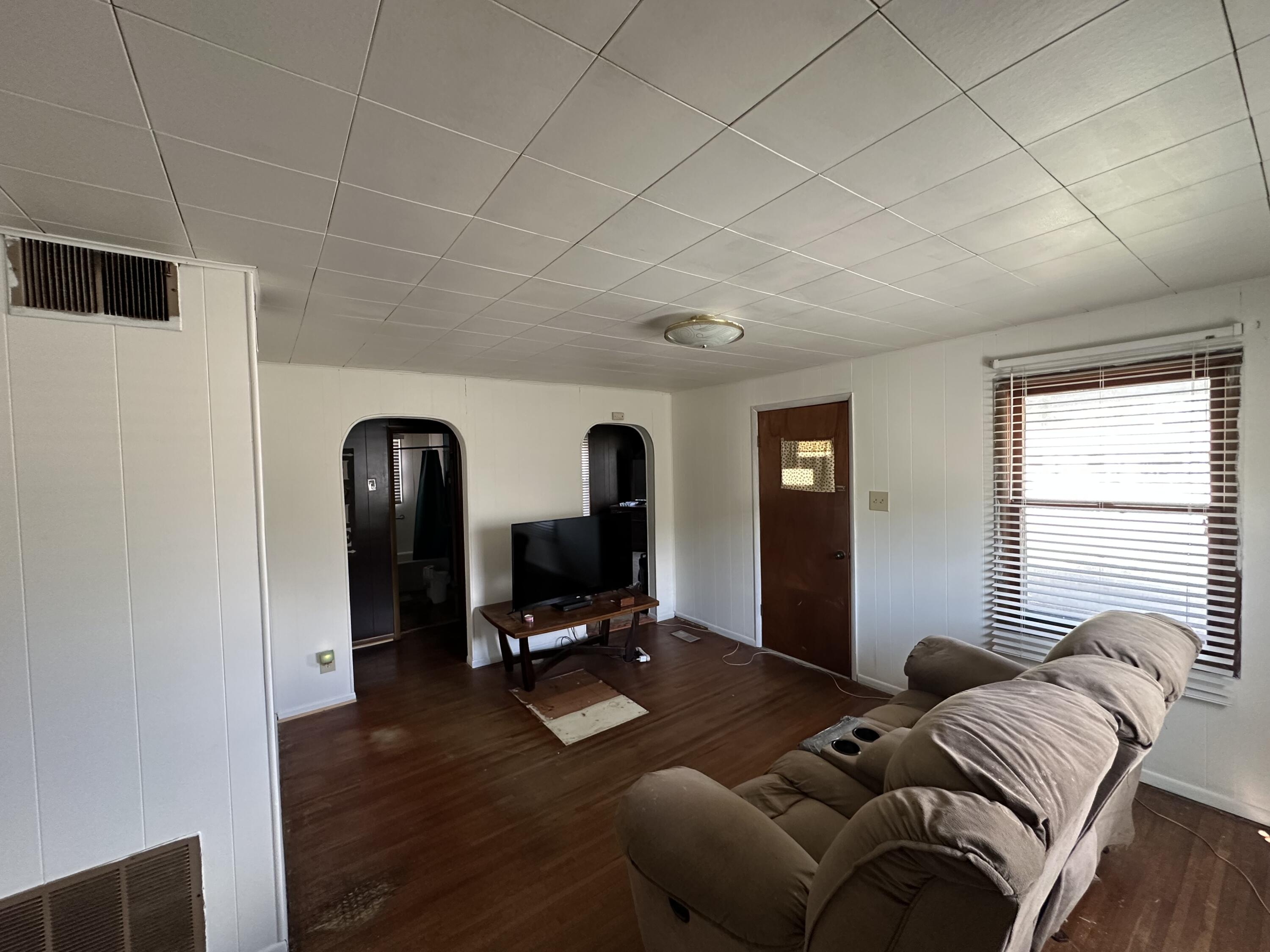 910 West Broadway Avenue Property Photo 16