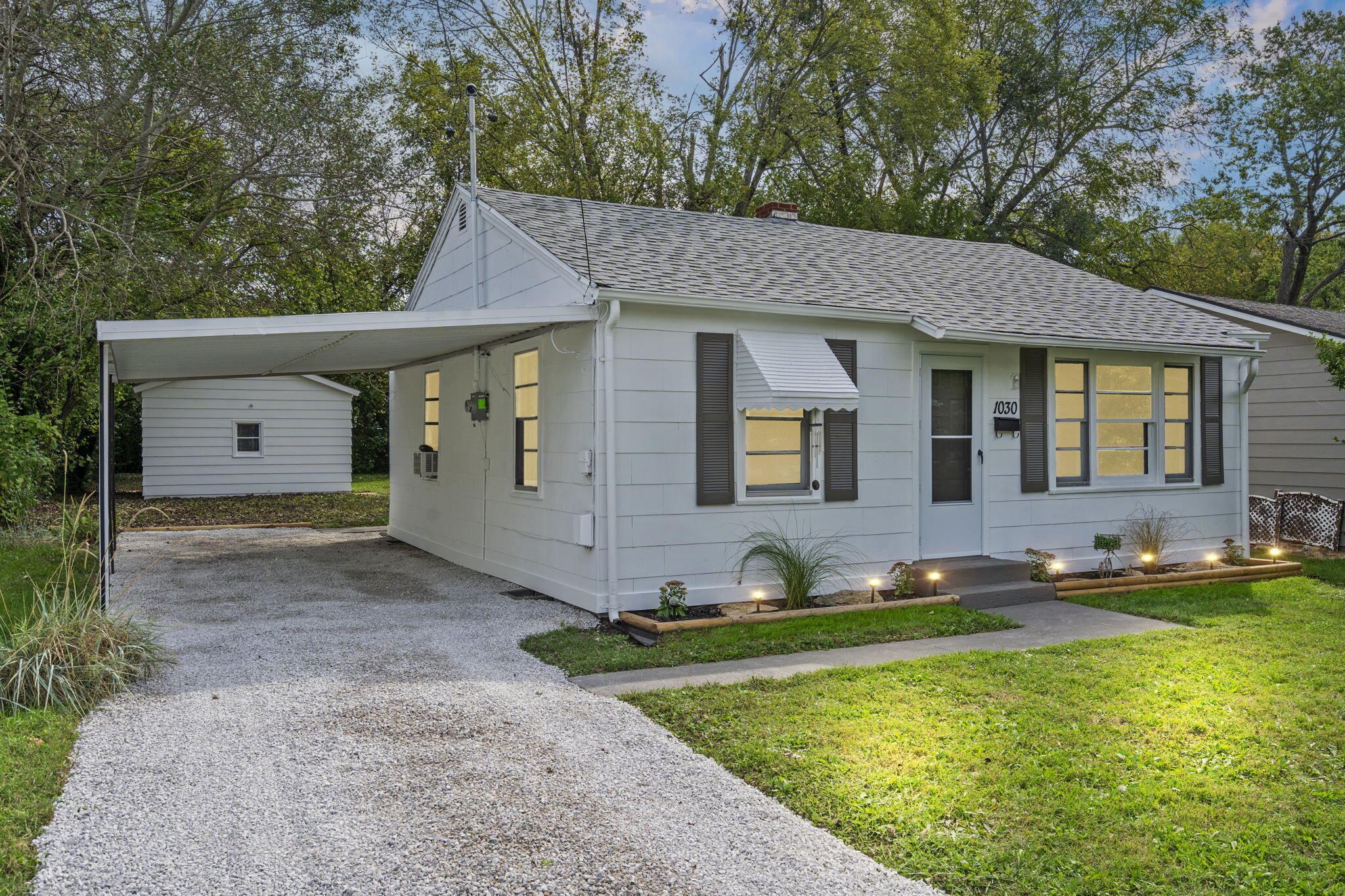 1030 North Warren Avenue Property Photo 1