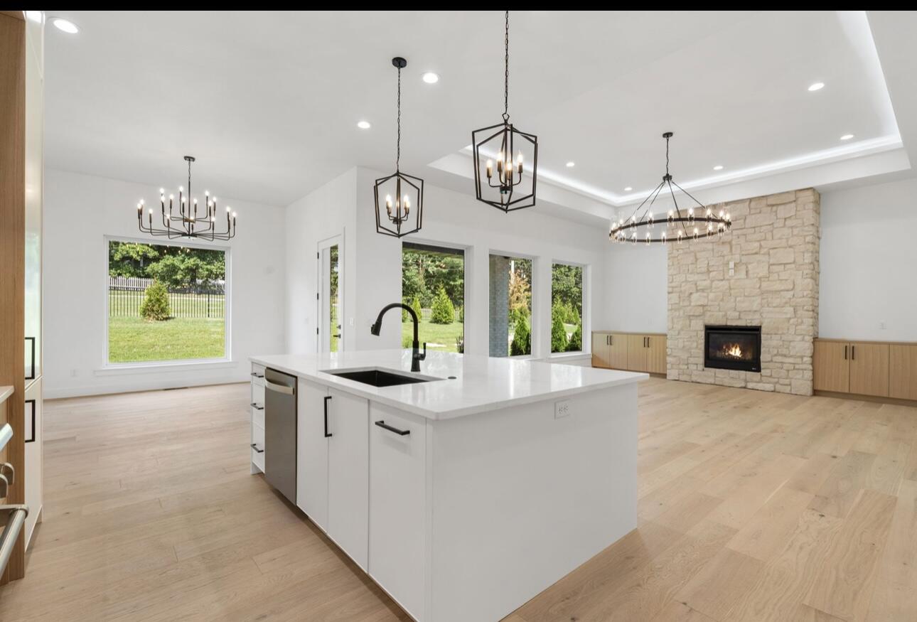 3927 East Woodhue Street Property Photo 8