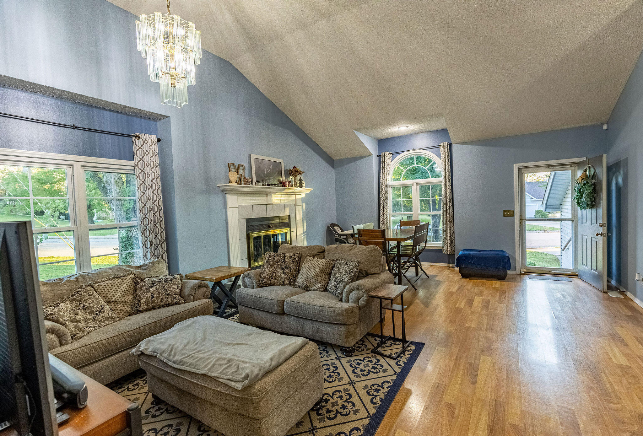 1621 Crestwood Drive Property Photo 6