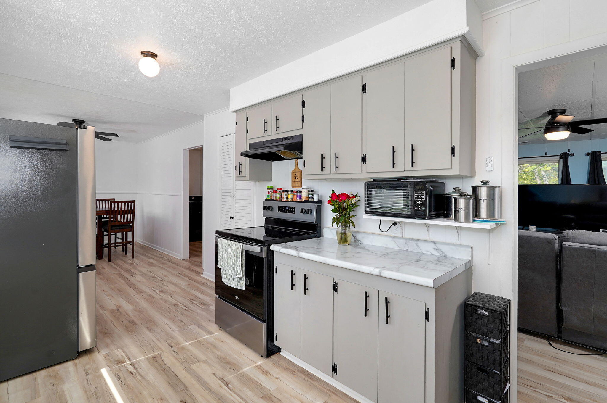 2502 East Cedar Lane Property Photo 10