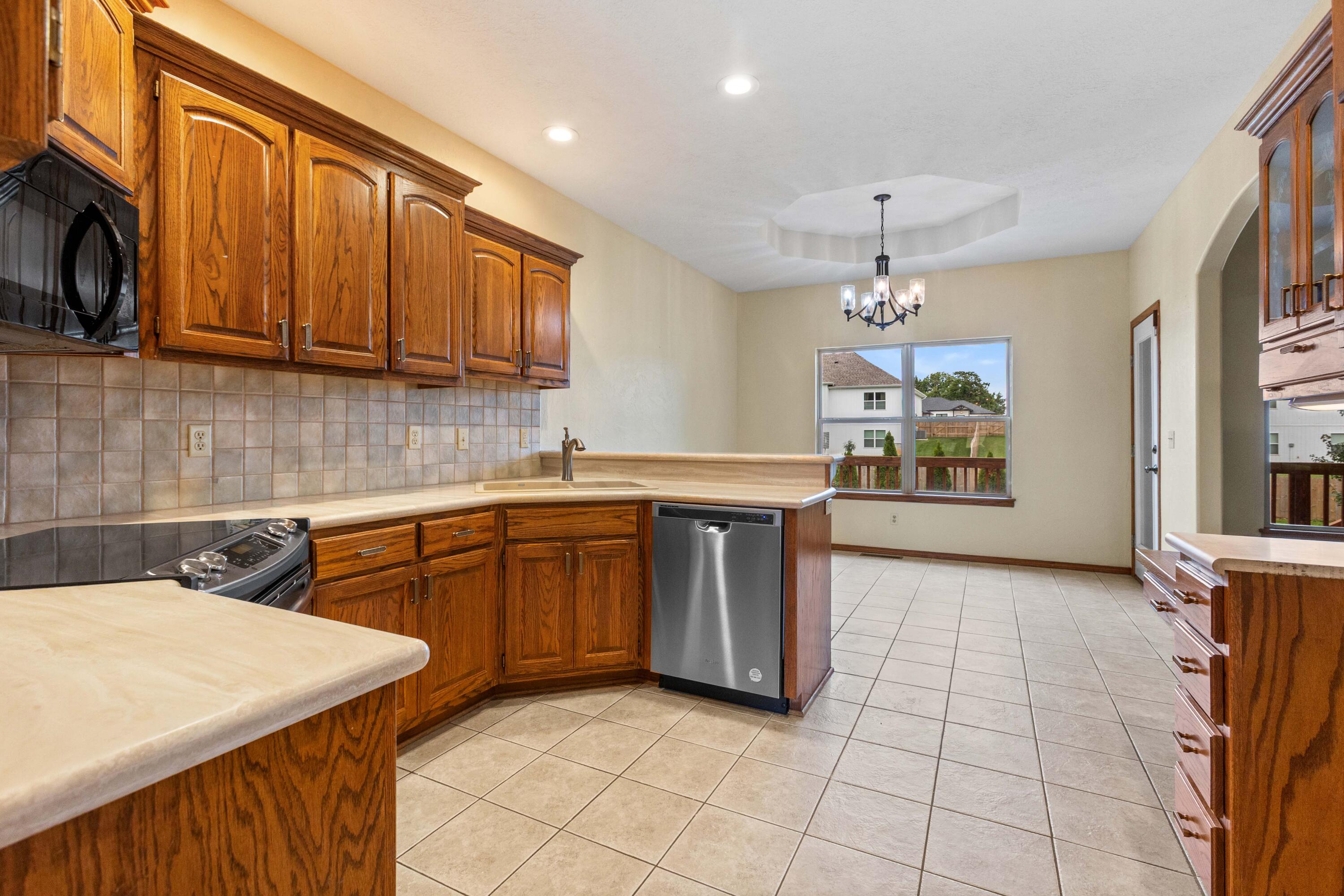 527 Piperpoint Property Photo 12