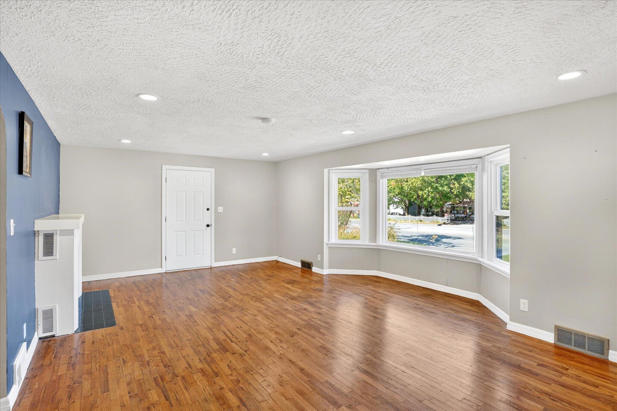 620 East Sunshine Street Property Photo 15