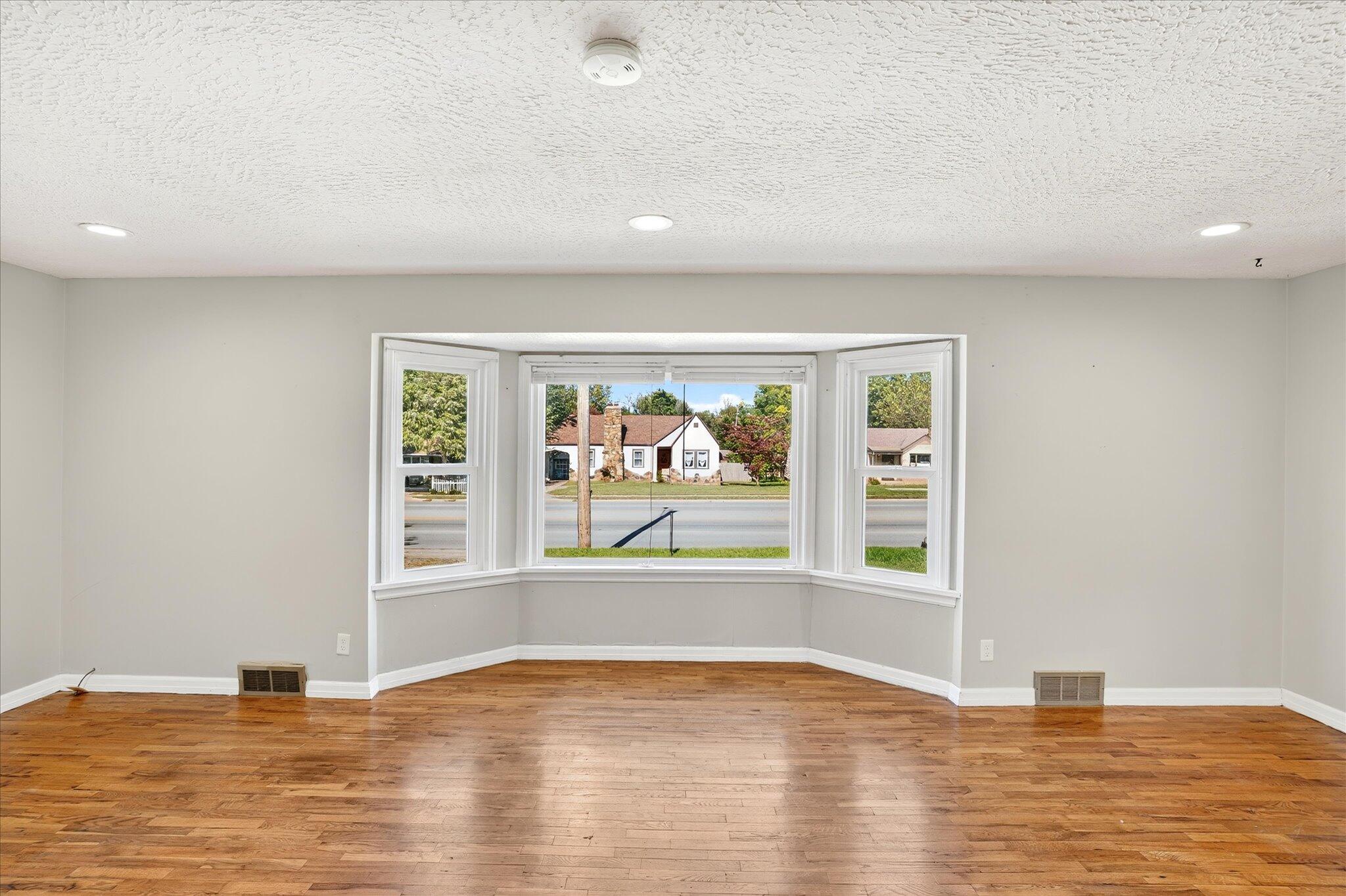 620 East Sunshine Street Property Photo 17