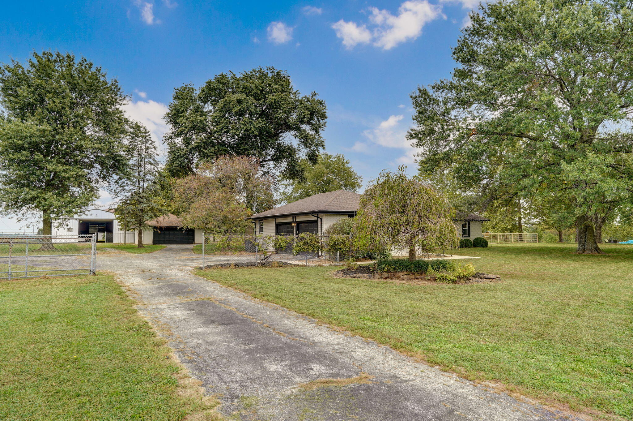 851 West Meadowview Drive Property Photo 3