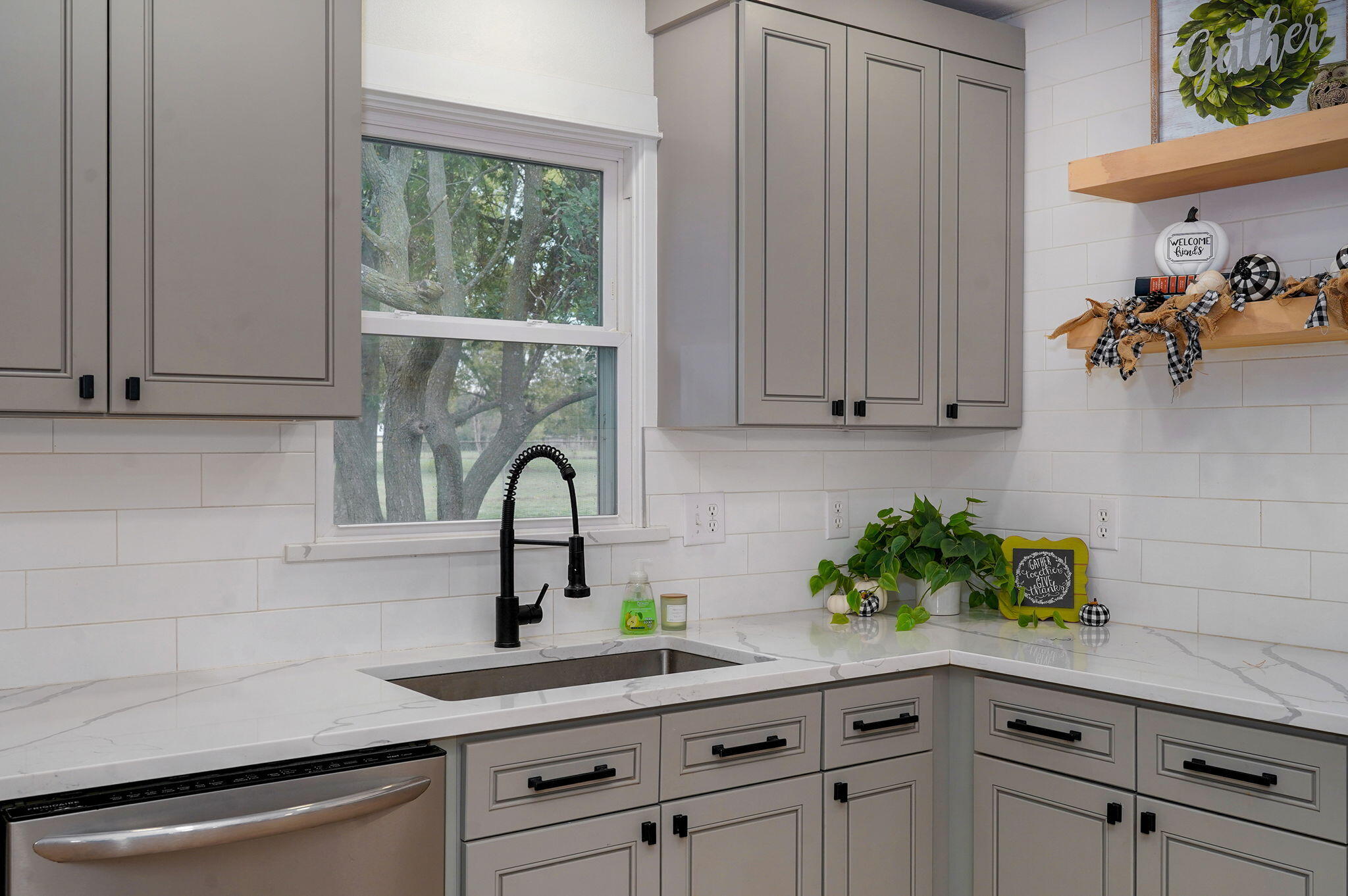 851 West Meadowview Drive Property Photo 16