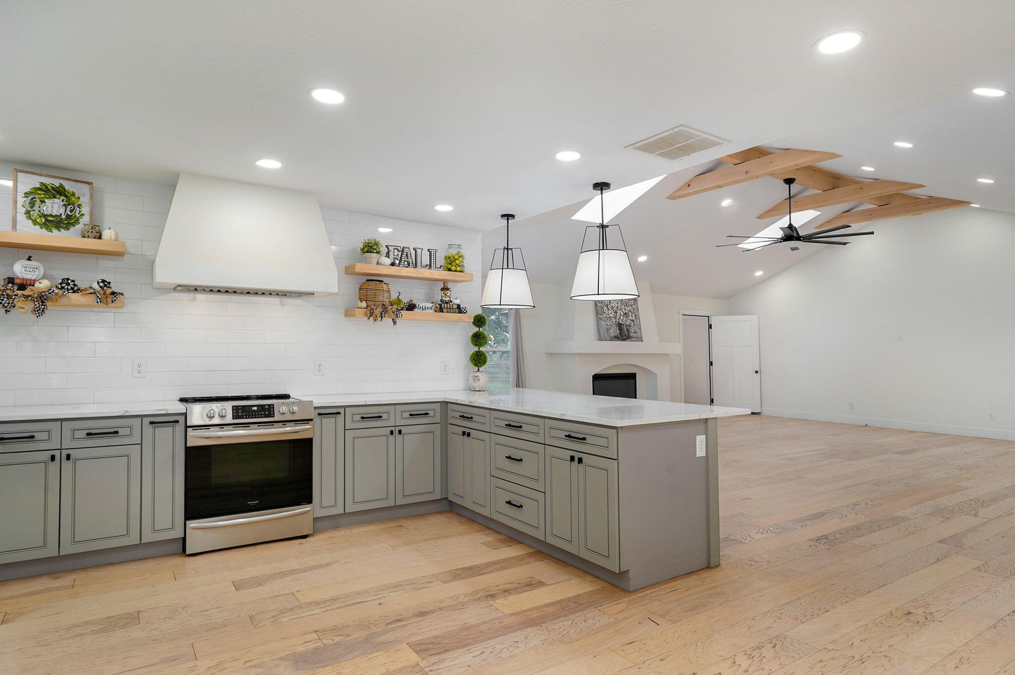 851 West Meadowview Drive Property Photo 18