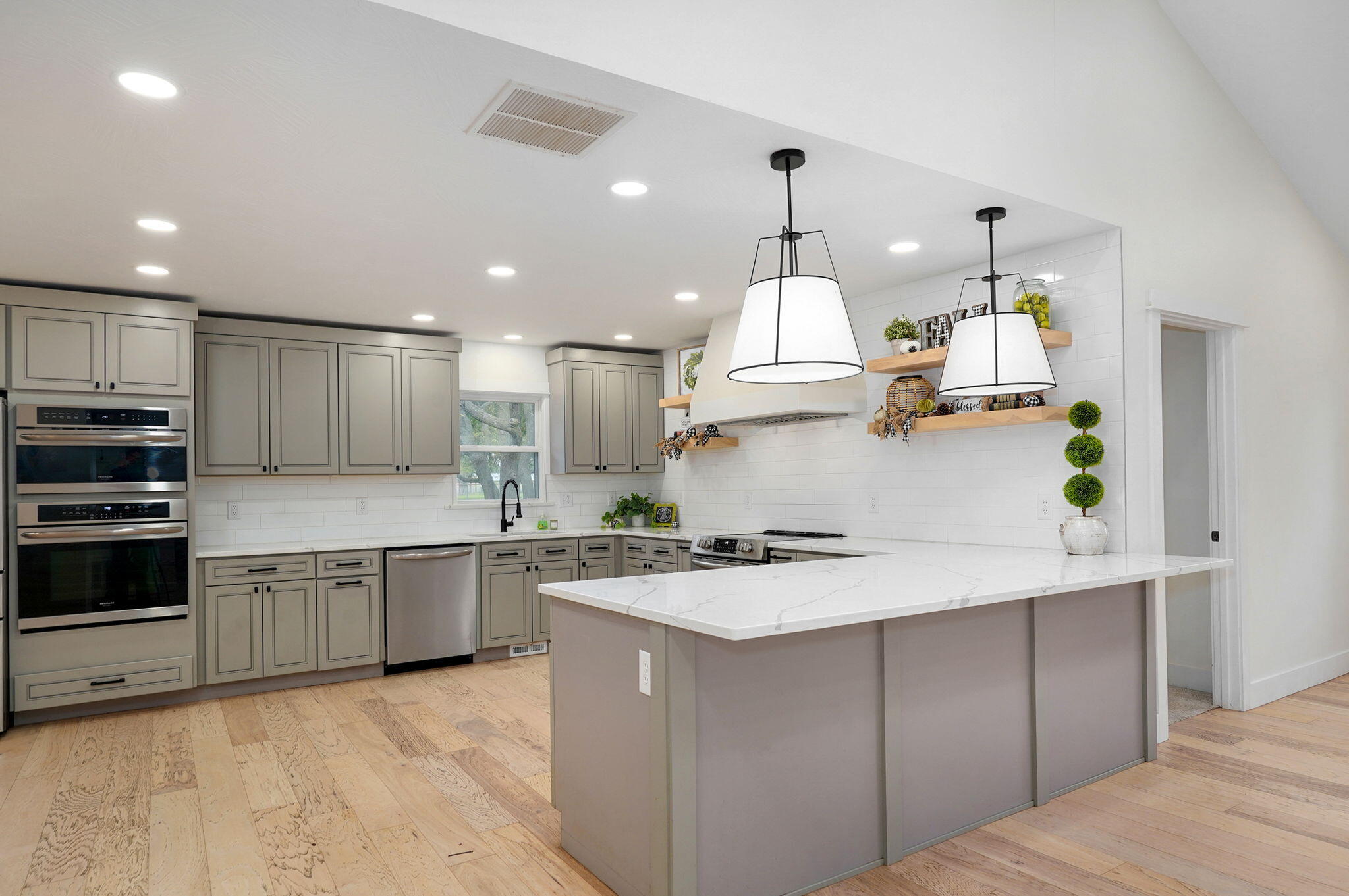 851 West Meadowview Drive Property Photo 19