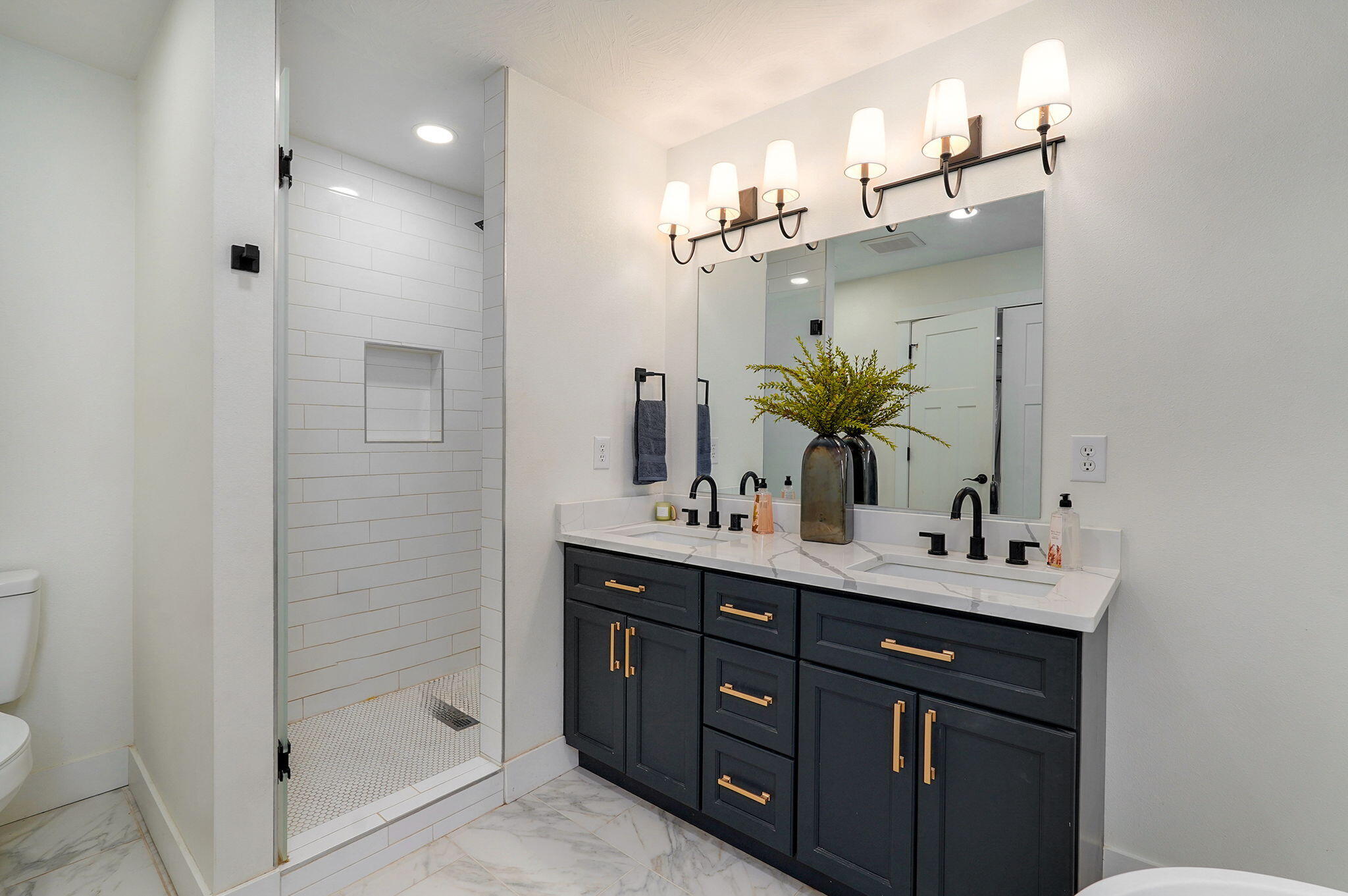 851 West Meadowview Drive Property Photo 27