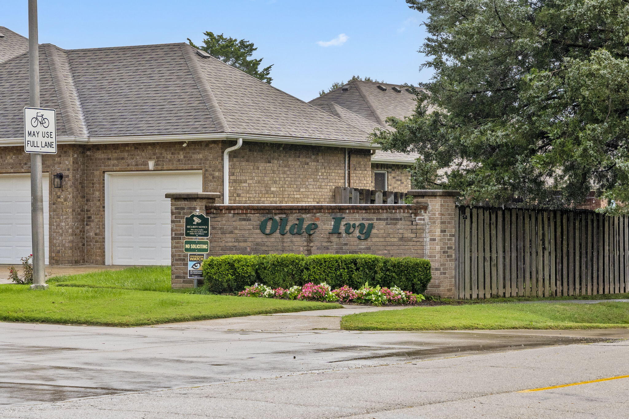 2460 East German Ivy Property Photo 4
