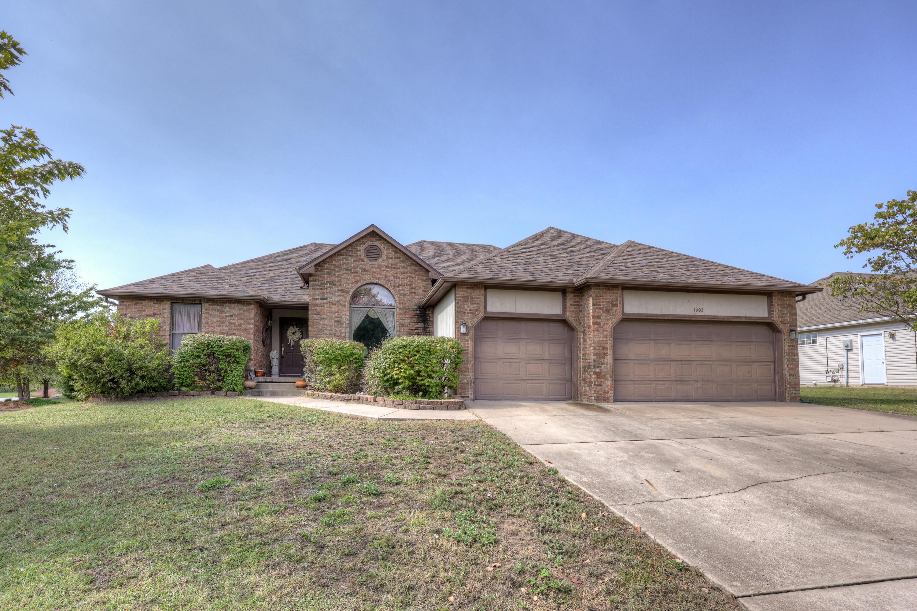 1302 Whispering Oaks Drive Property Photo 1