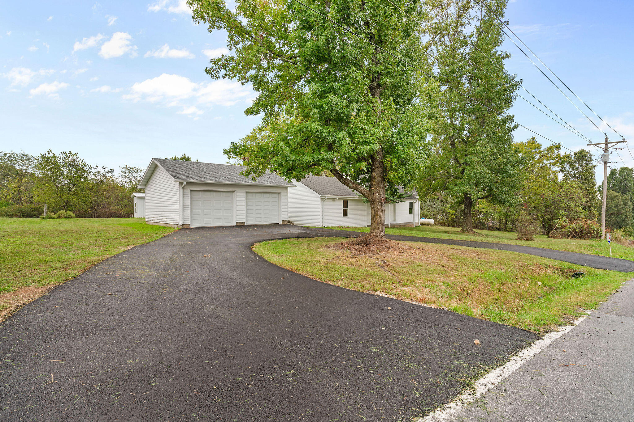 7308 North Farm Road 203 Property Photo 3