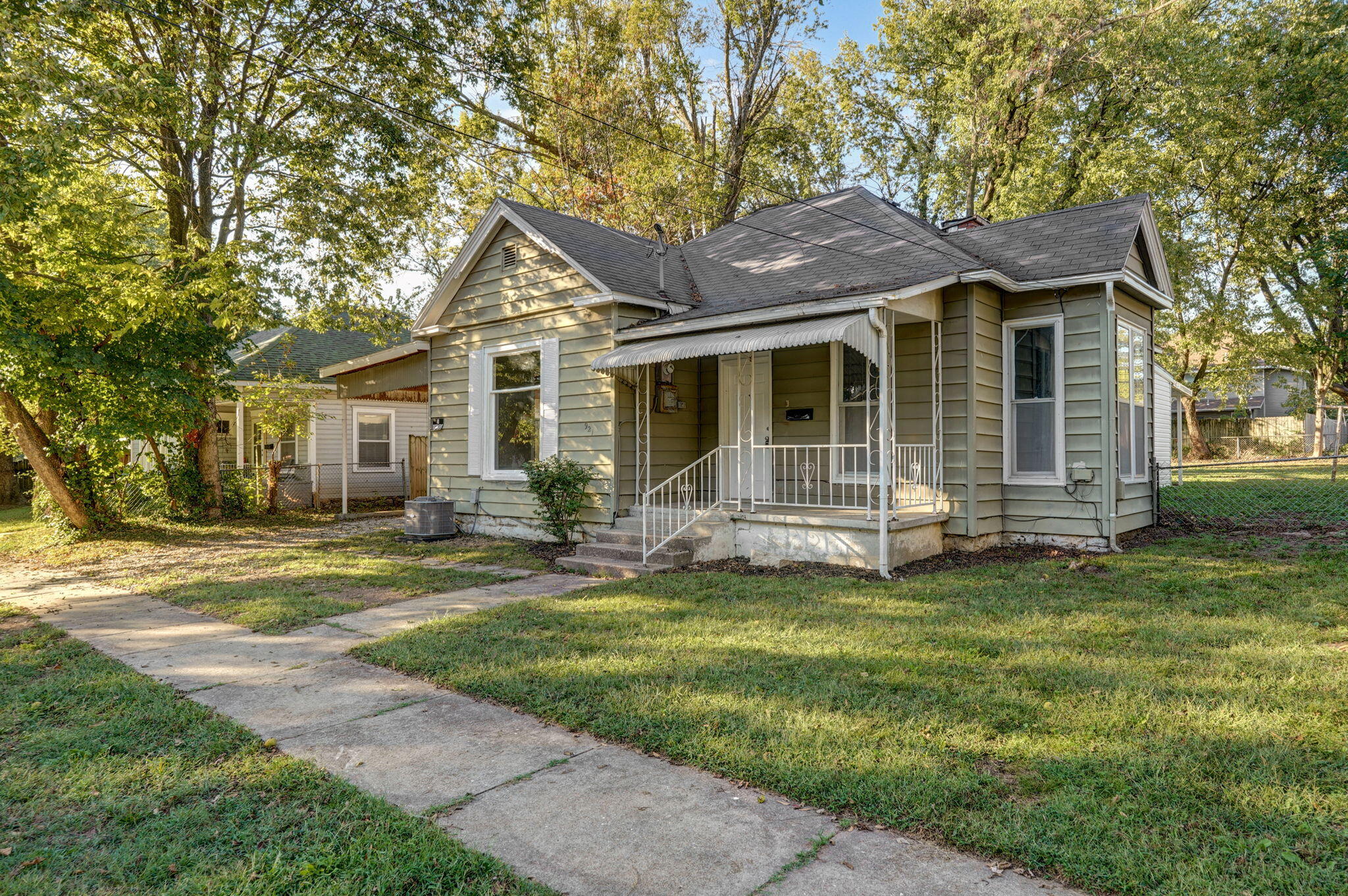 921 West Monroe Terrace Property Photo 2