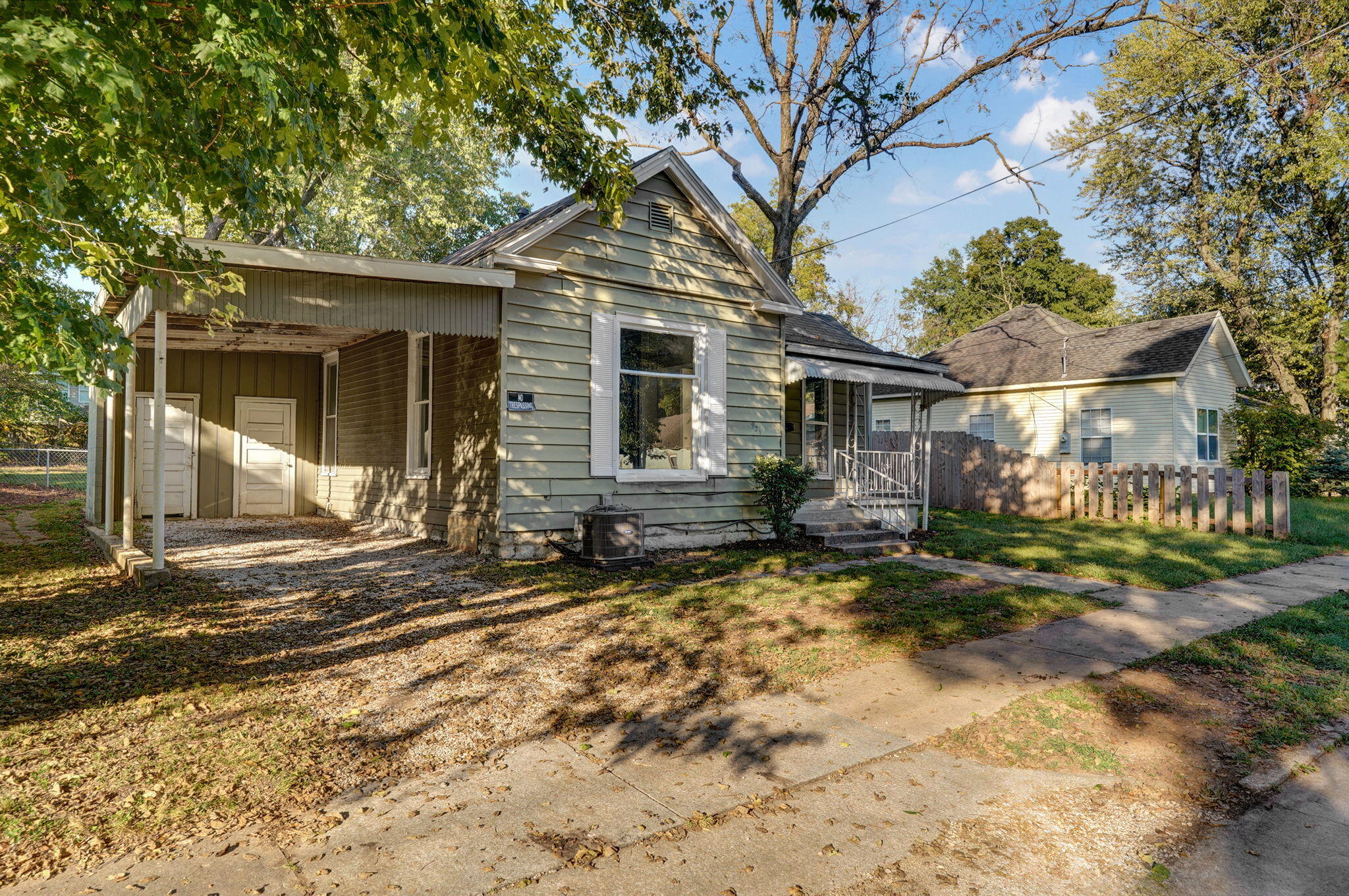 921 West Monroe Terrace Property Photo 3