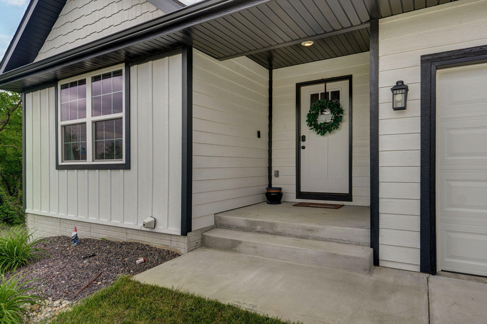 1611 East Hayloft Drive Property Photo 2