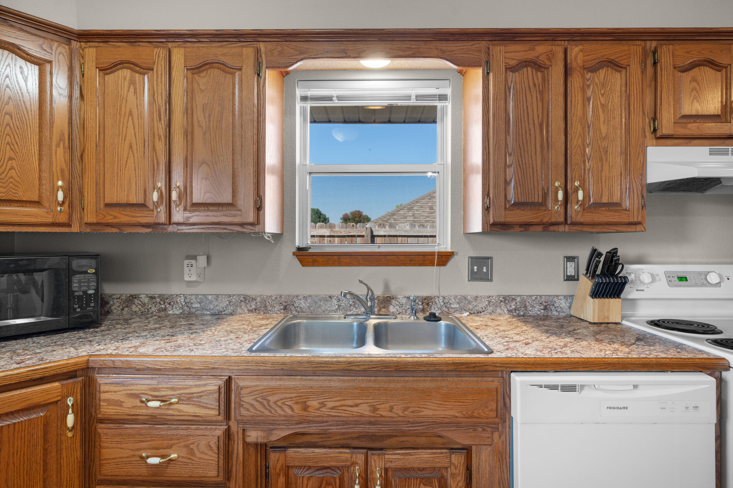 1431 Isdell Street Property Photo 14