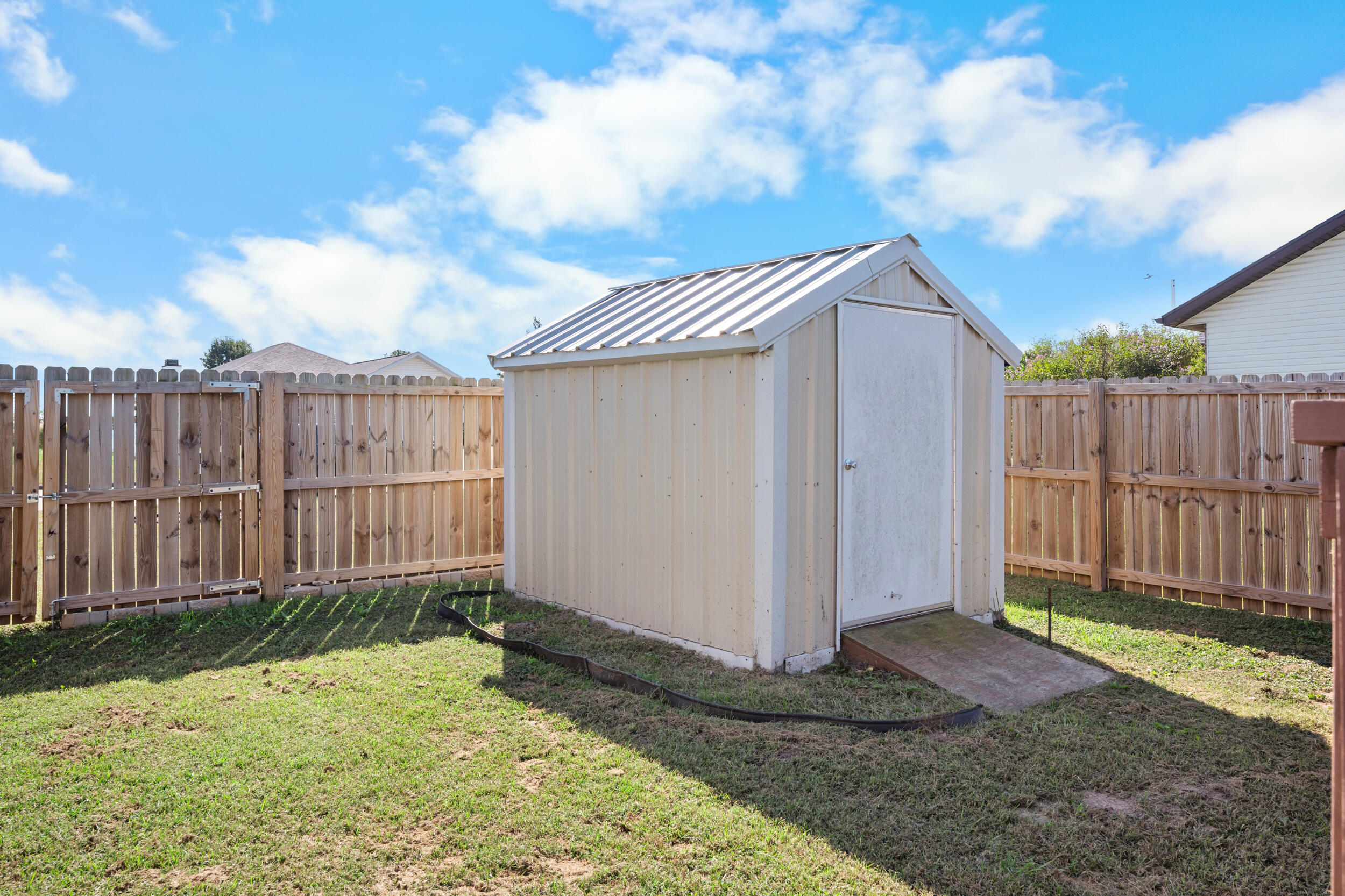 1431 Isdell Street Property Photo 36